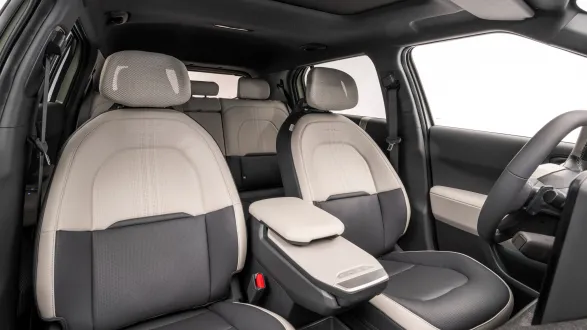 Kia EV3 2025 : sièges avant