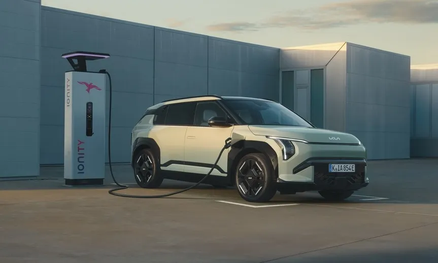 Kia EV3 GT-Line 2025 : trois quarts avant gauche statique en charge