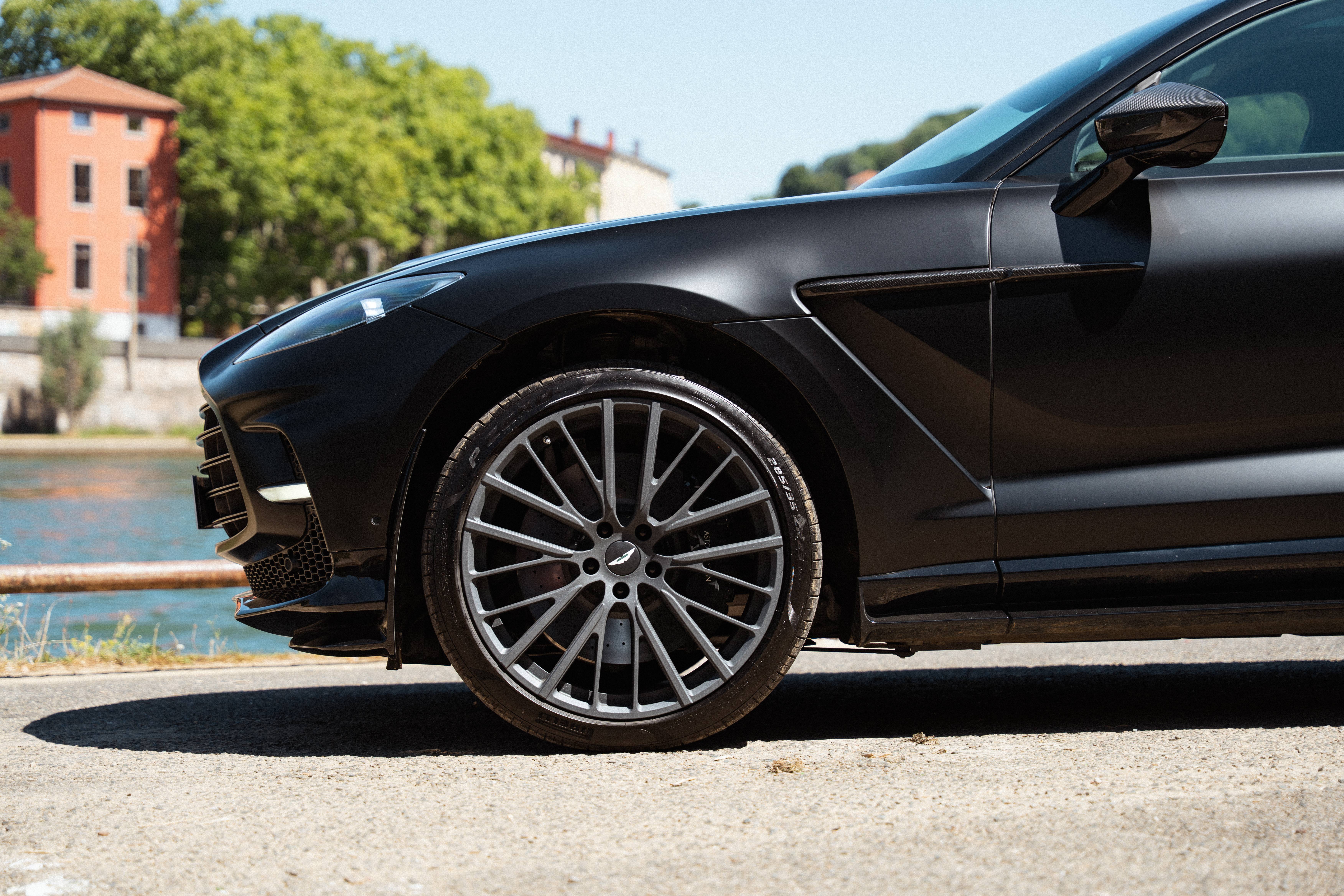 DBX707 DBX707 4.0 Biturbo V8 &mdash; 5