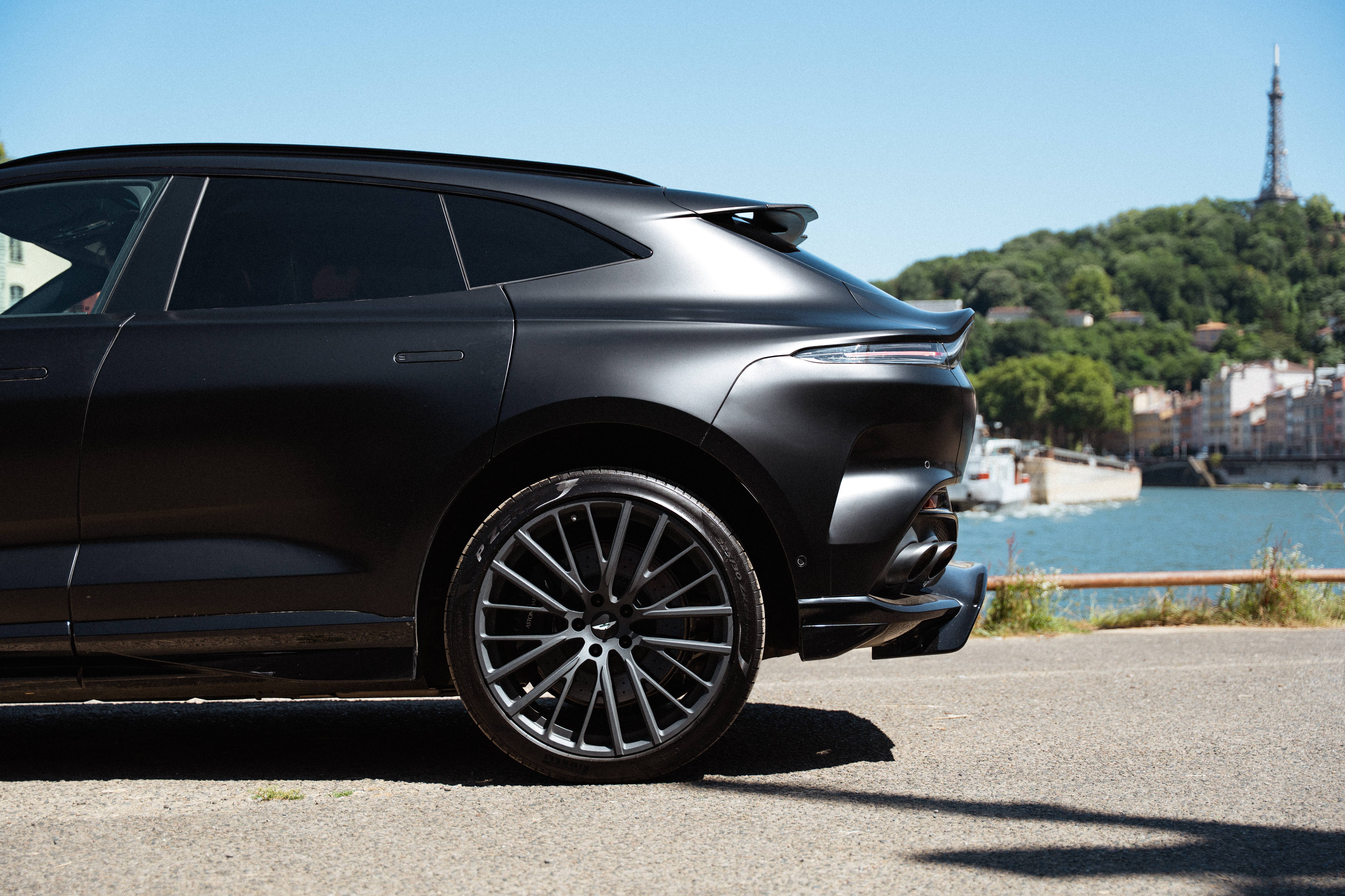 DBX707 DBX707 4.0 Biturbo V8 &mdash; 6