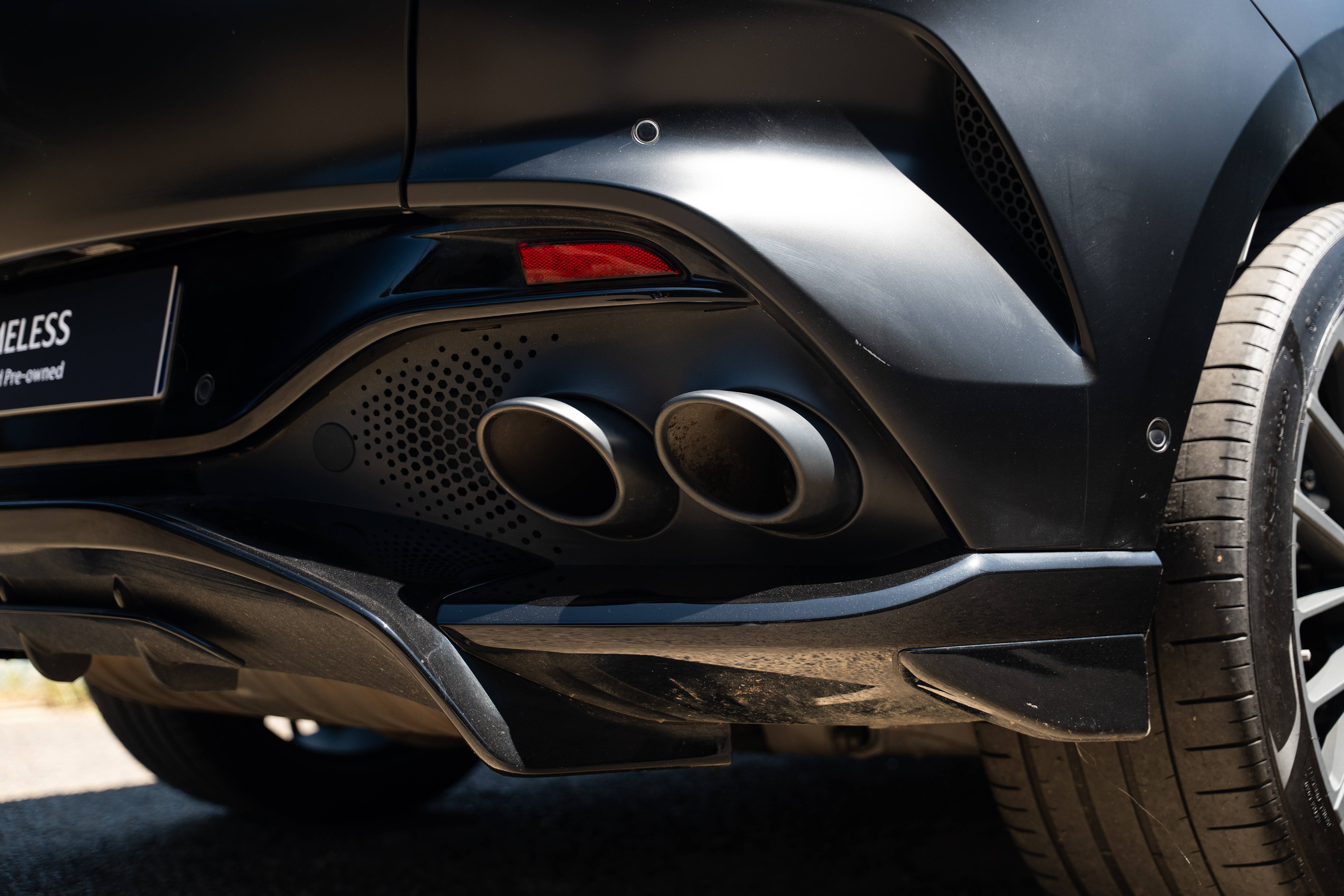 DBX707 DBX707 4.0 Biturbo V8 &mdash; 8