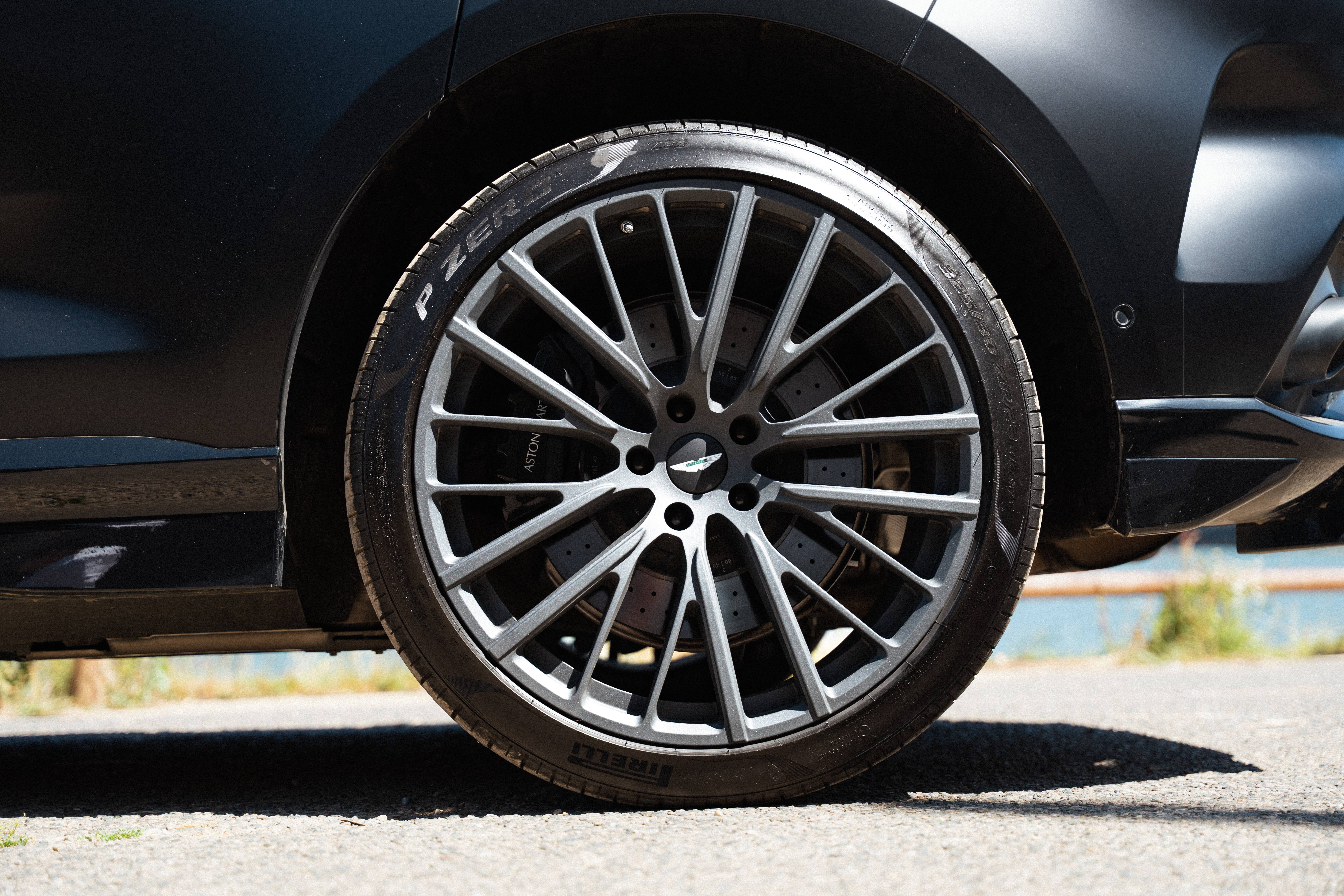 DBX707 DBX707 4.0 Biturbo V8 &mdash; 9