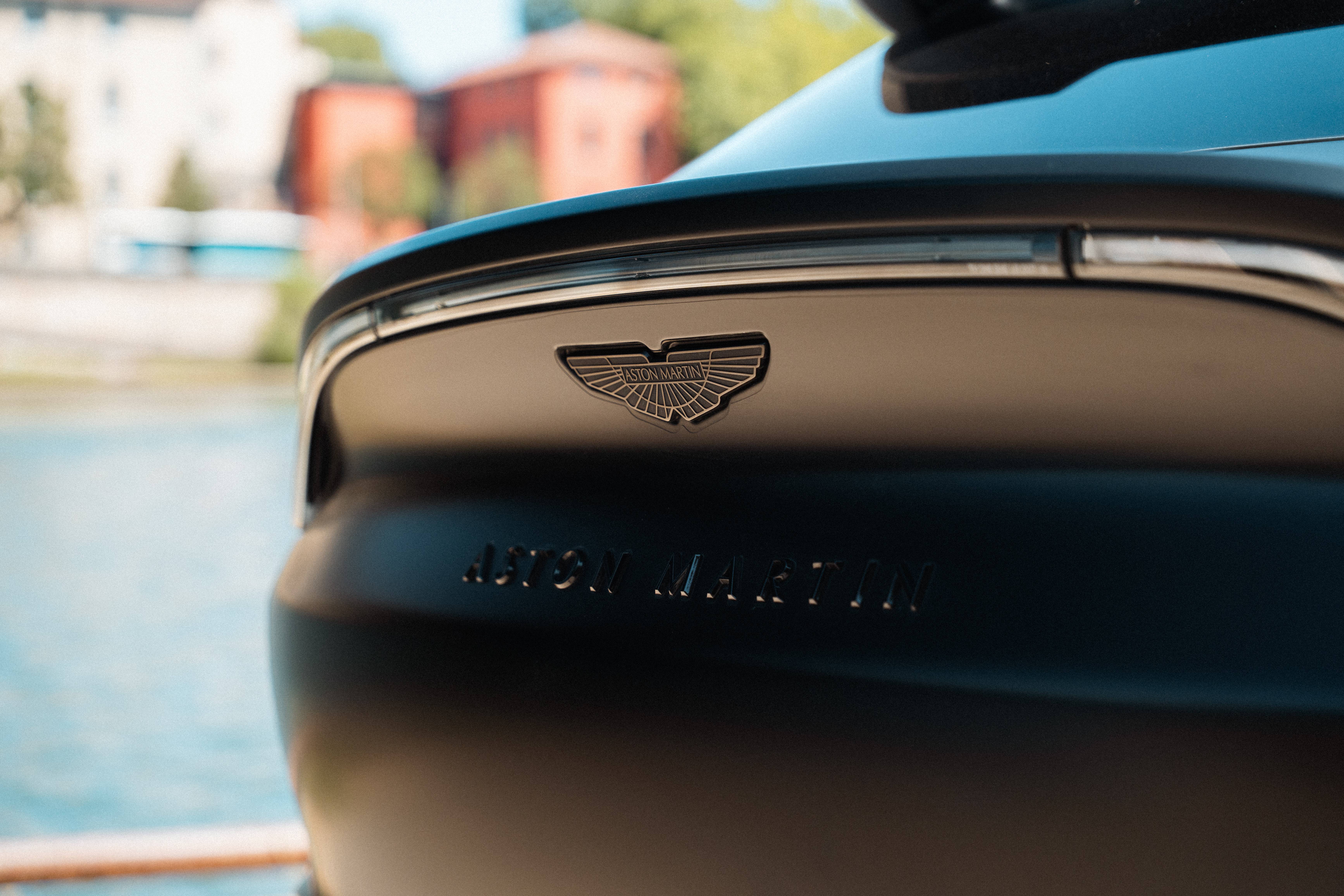 DBX707 DBX707 4.0 Biturbo V8 &mdash; 12