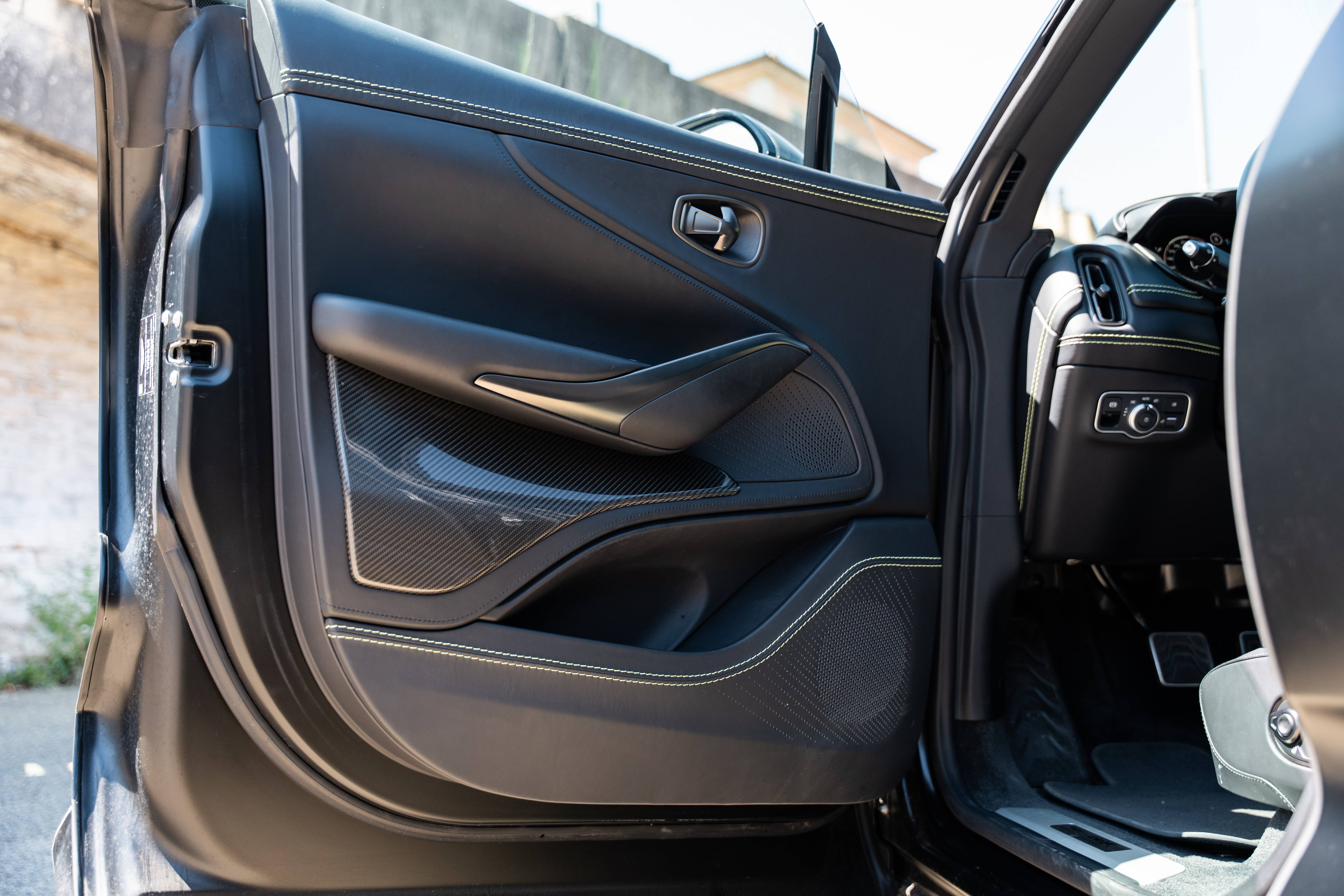 DBX707 DBX707 4.0 Biturbo V8 &mdash; 19