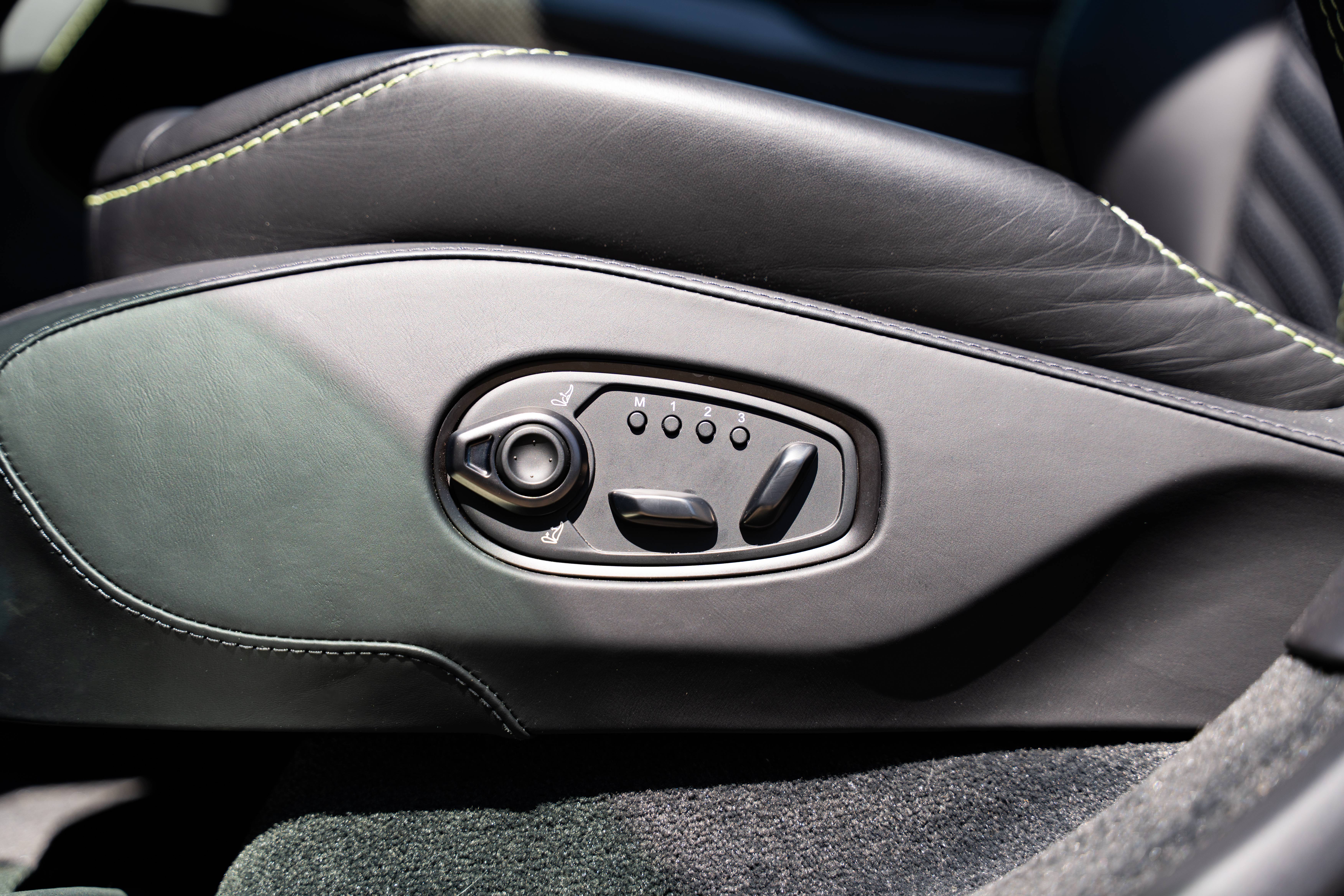 DBX707 DBX707 4.0 Biturbo V8 &mdash; 20