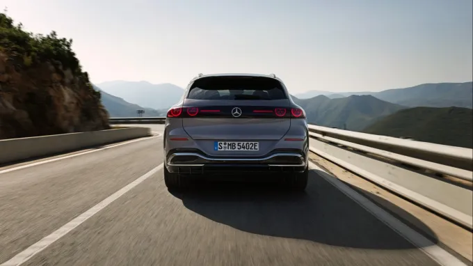 Mercedes GLC électrique : face arrière route montagneuse