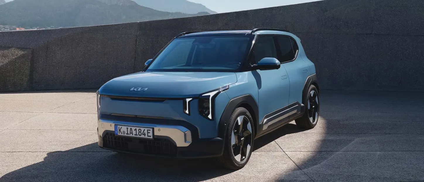 Kia EV2 2026 : trois quarts avant gauche statique avec montagnes