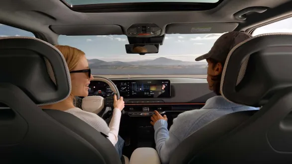 Kia EV2 2026 : passager utilise les boutons sur la console centrale