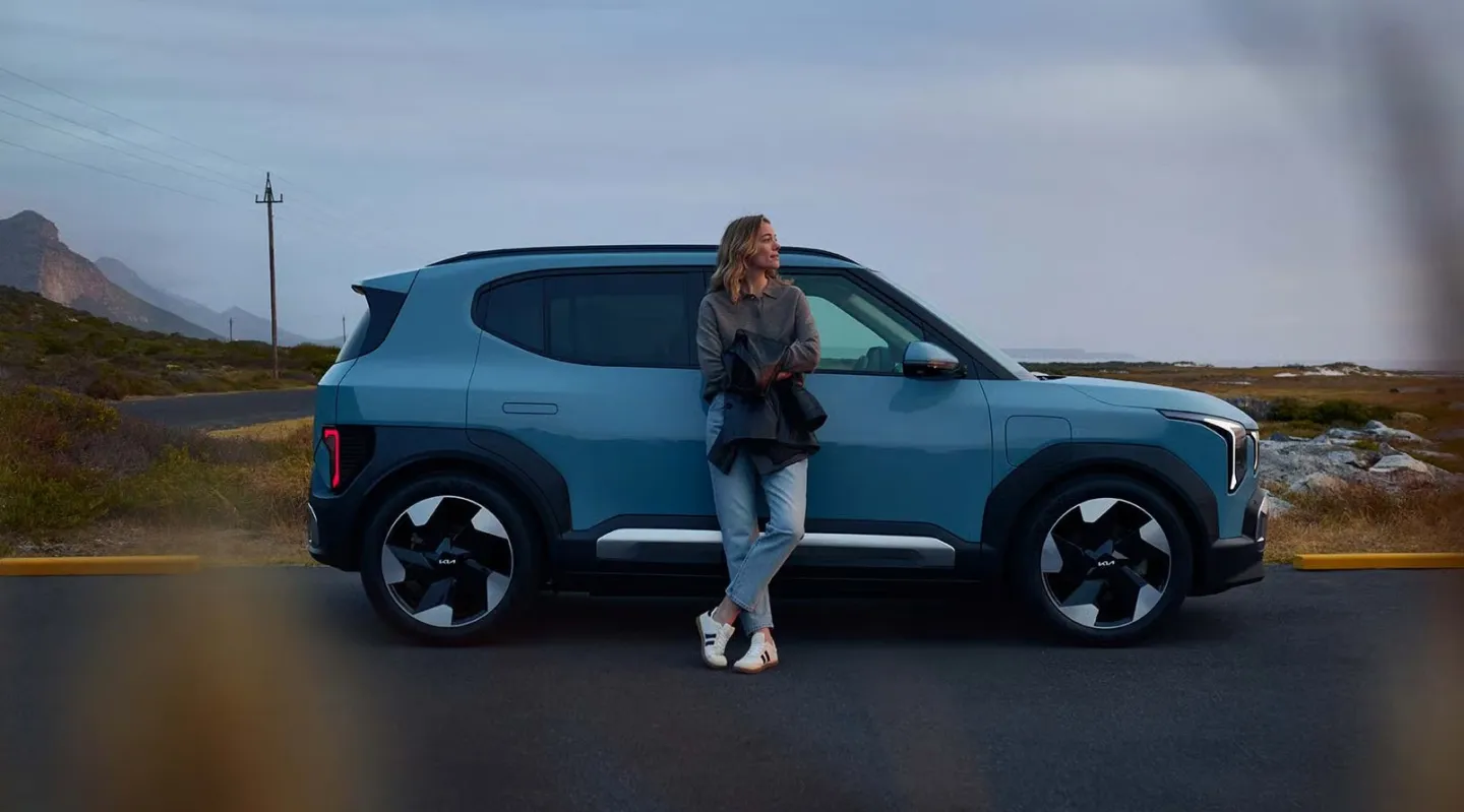Kia EV2 2026 : profil droit statique avec modèle