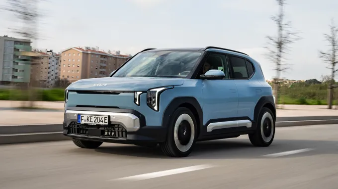 Kia EV2 2026 : trois quarts avant gauche sur route