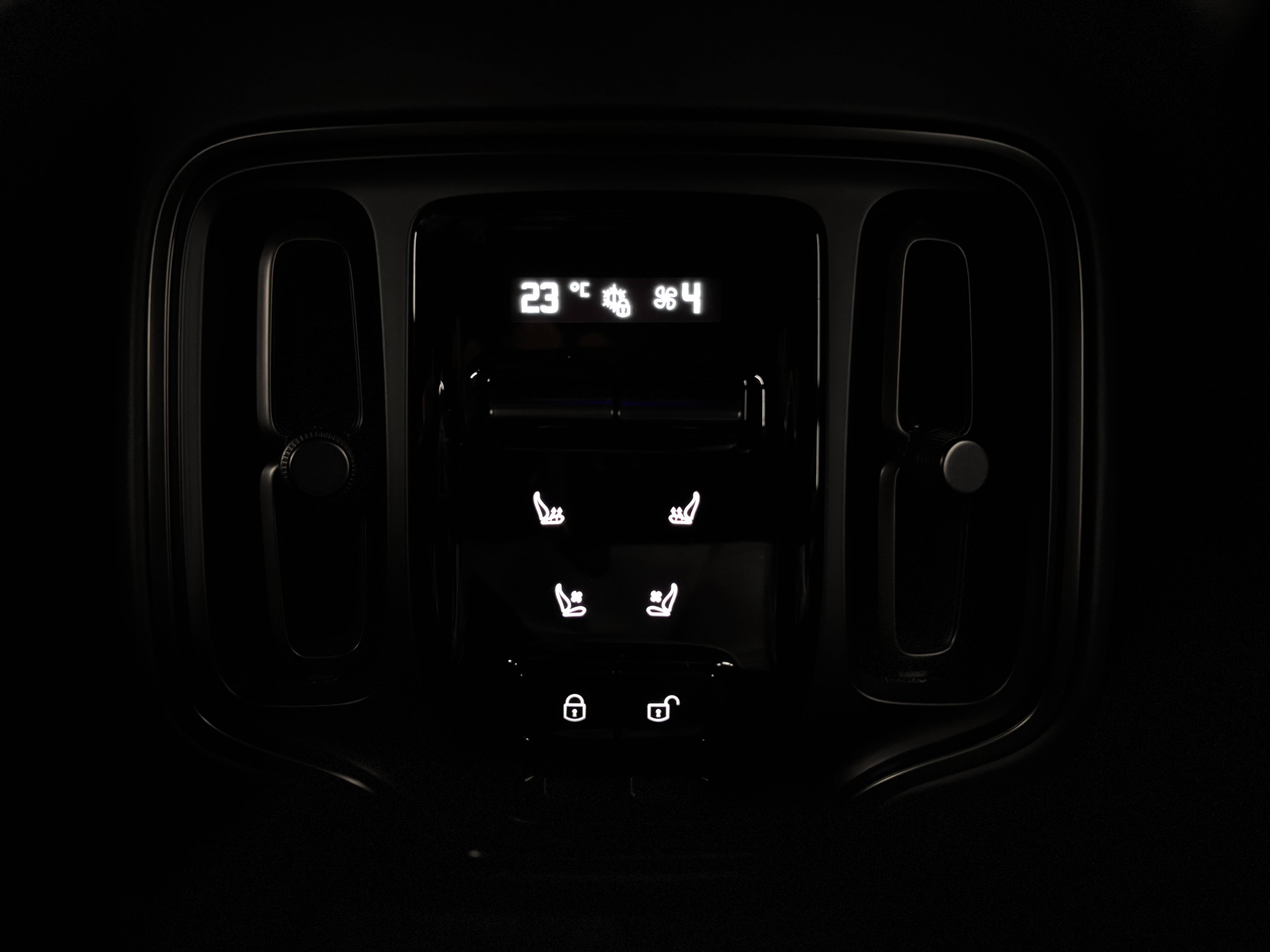 DBX707 DBX707 4.0 Biturbo V8 &mdash; 4