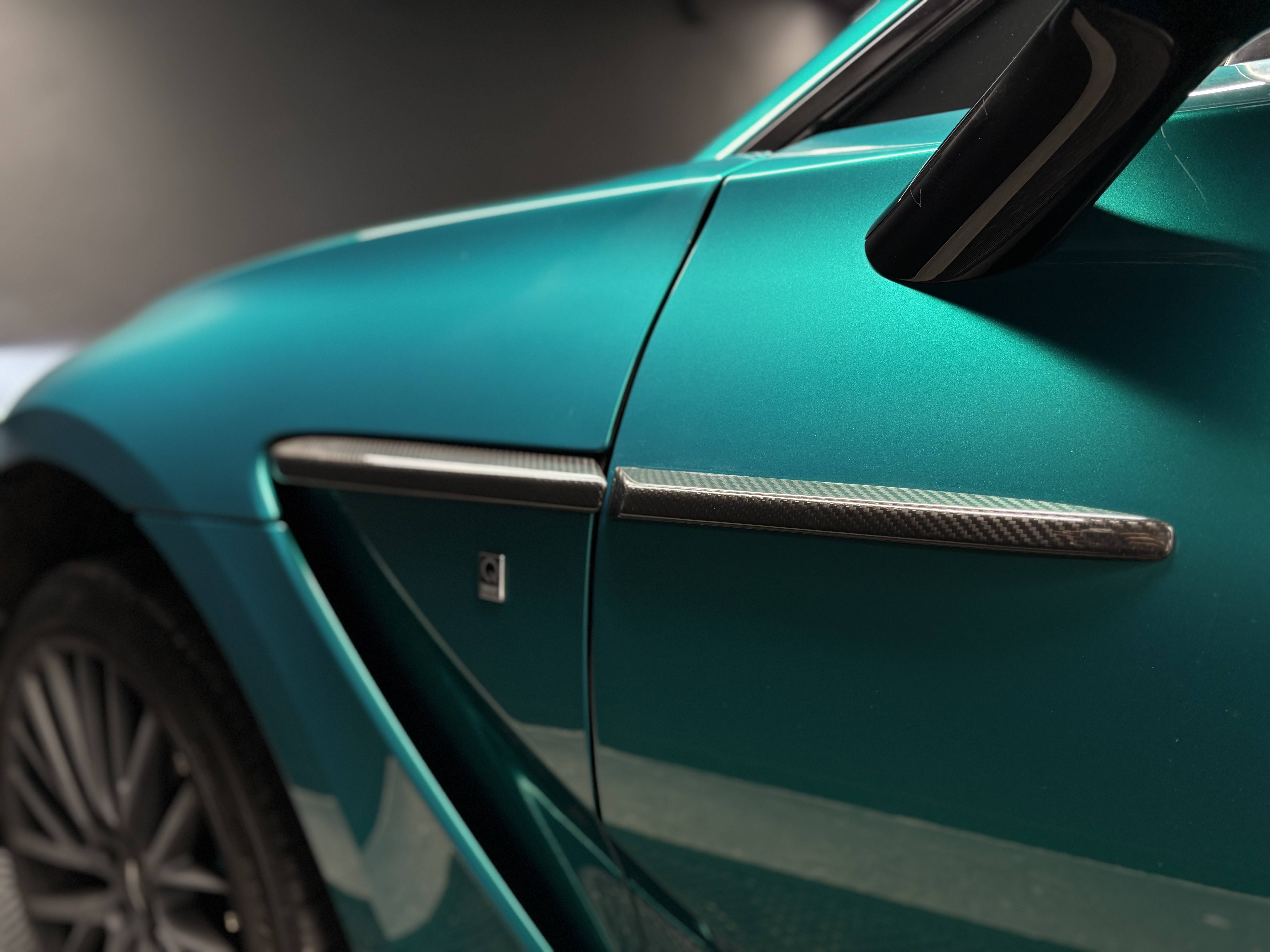 DBX707 DBX707 4.0 Biturbo V8 &mdash; 15