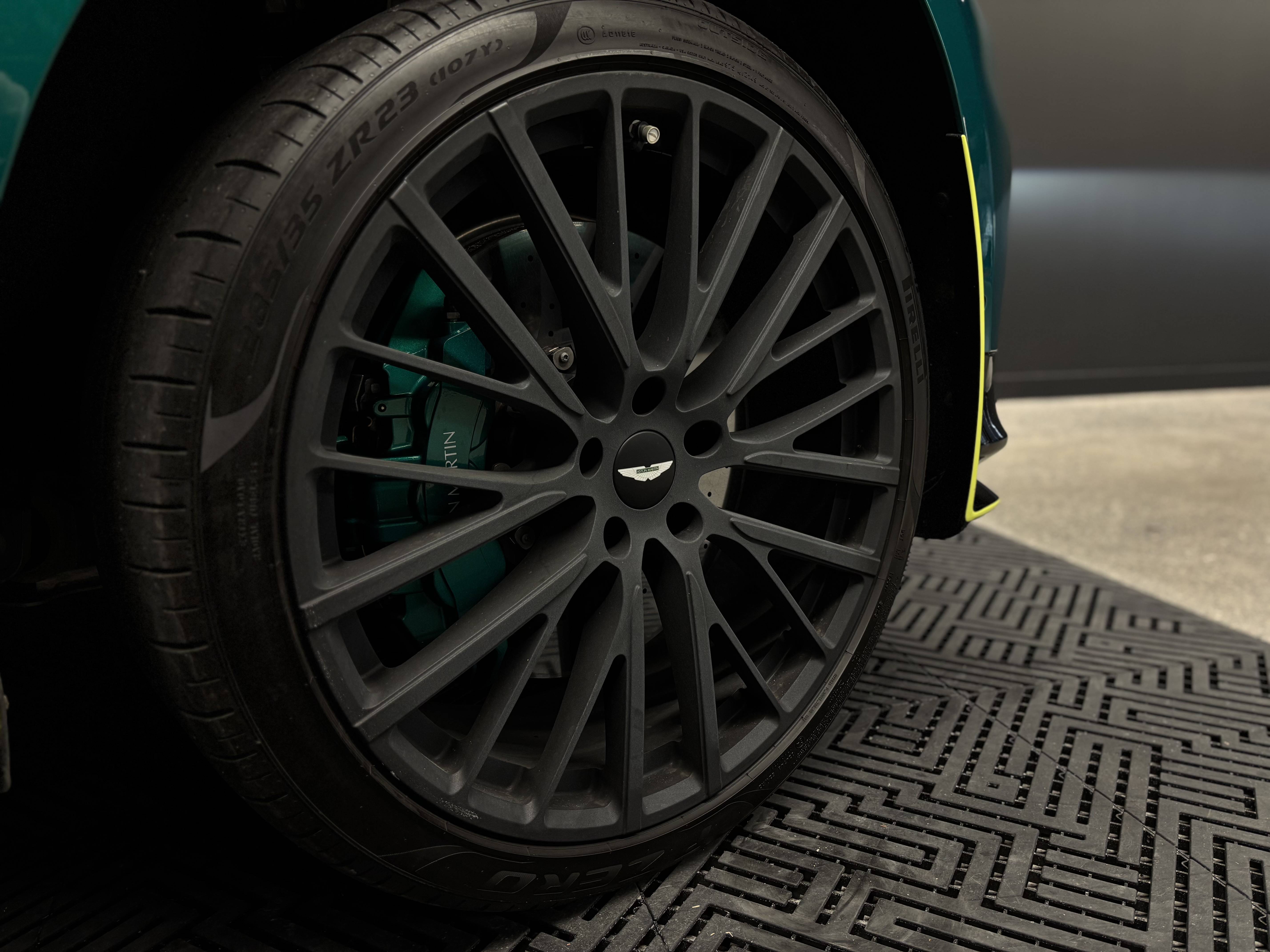 DBX707 DBX707 4.0 Biturbo V8 &mdash; 19