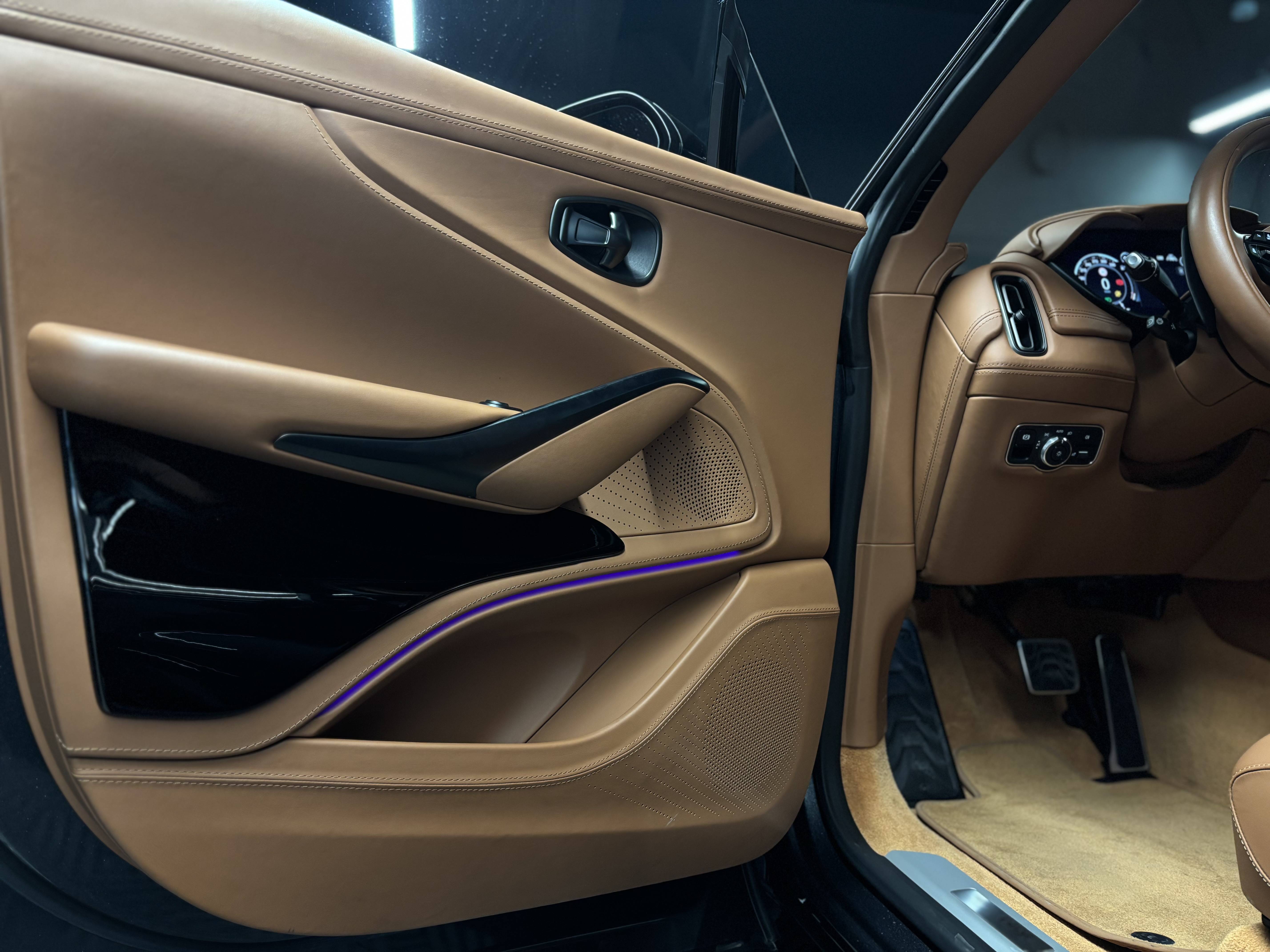 DBX707 DBX707 4.0 Biturbo V8 &mdash; 4