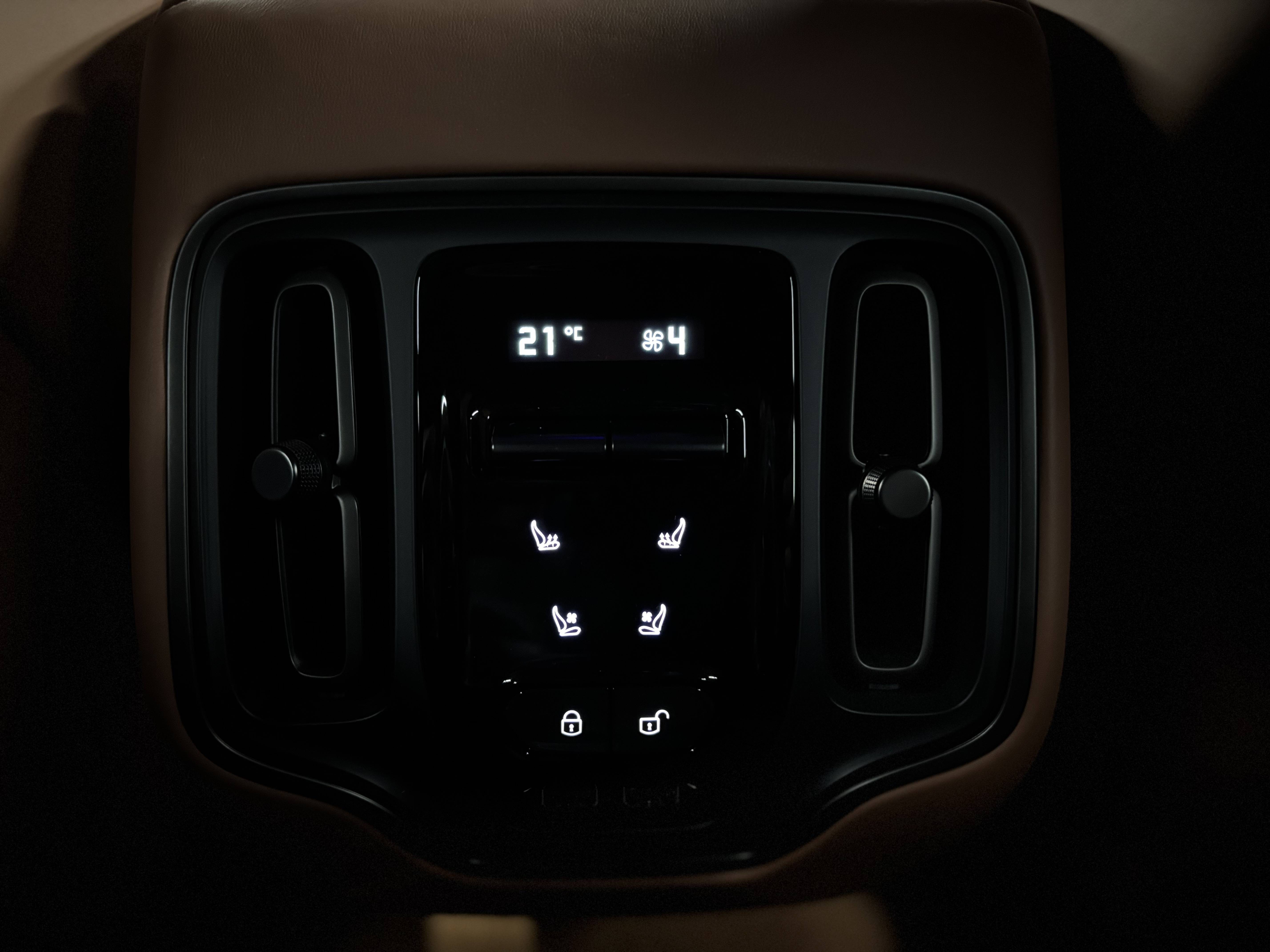 DBX707 DBX707 4.0 Biturbo V8 &mdash; 8