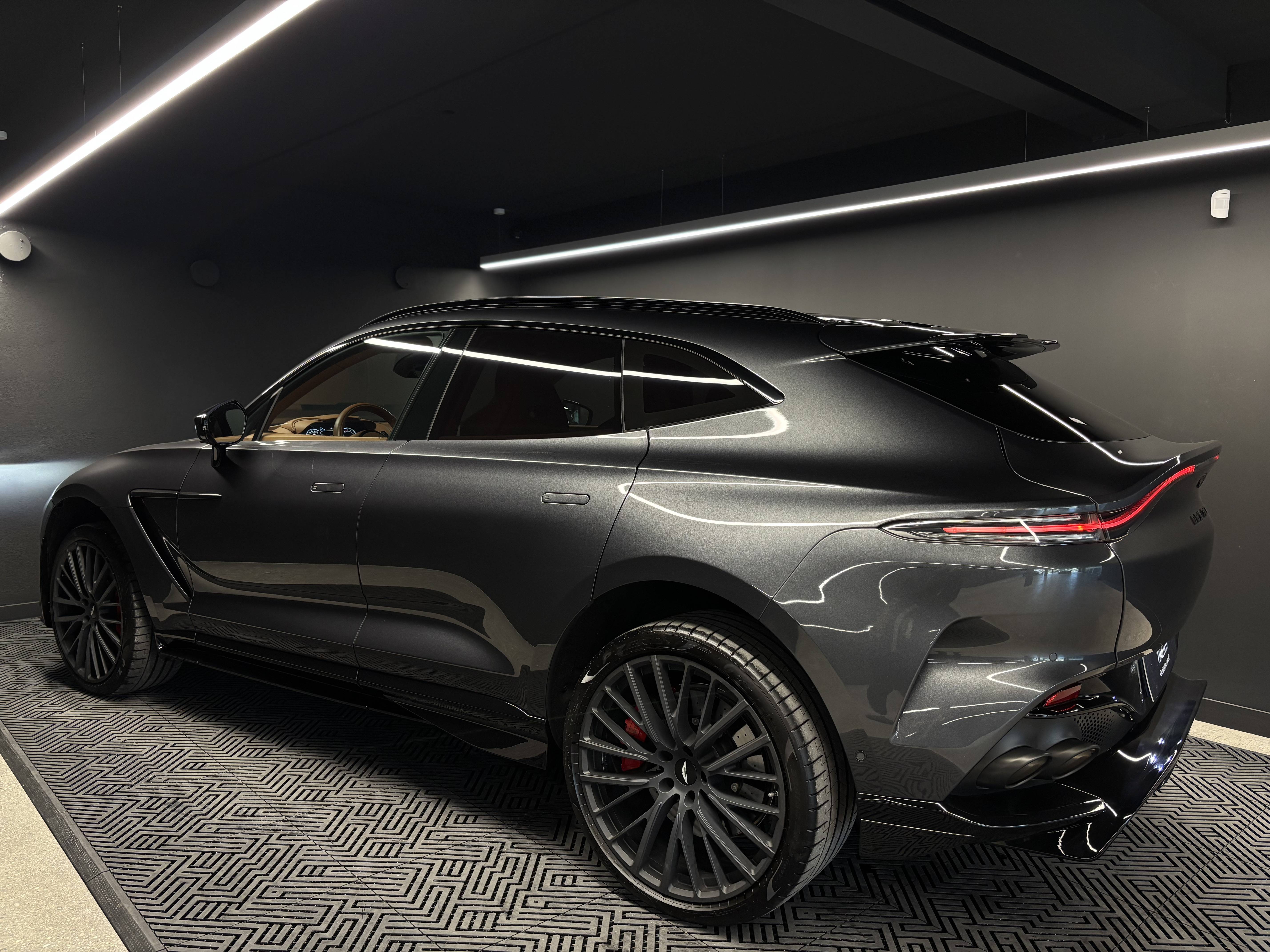 DBX707 DBX707 4.0 Biturbo V8 &mdash; 12