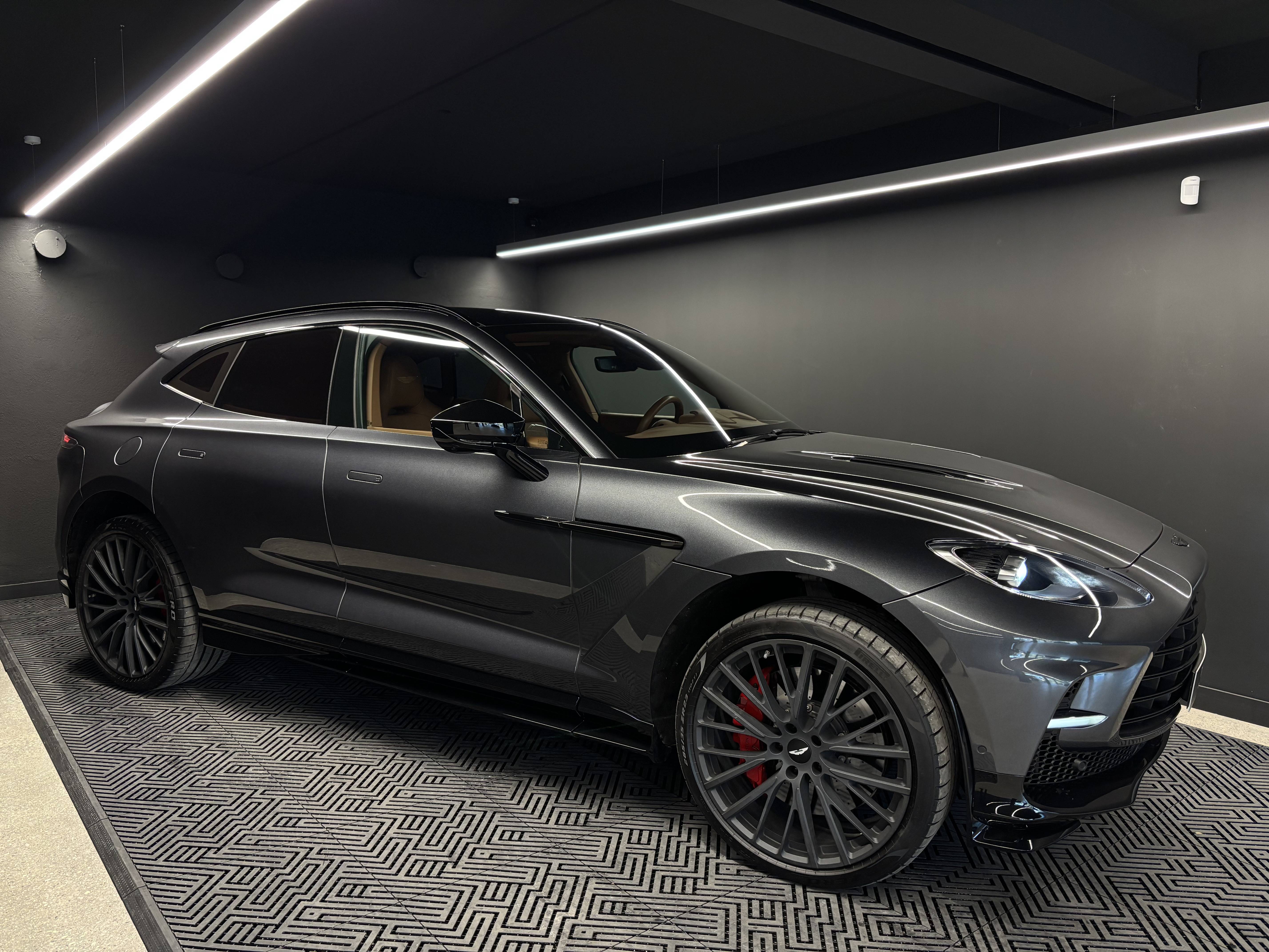 DBX707 DBX707 4.0 Biturbo V8 &mdash; 14