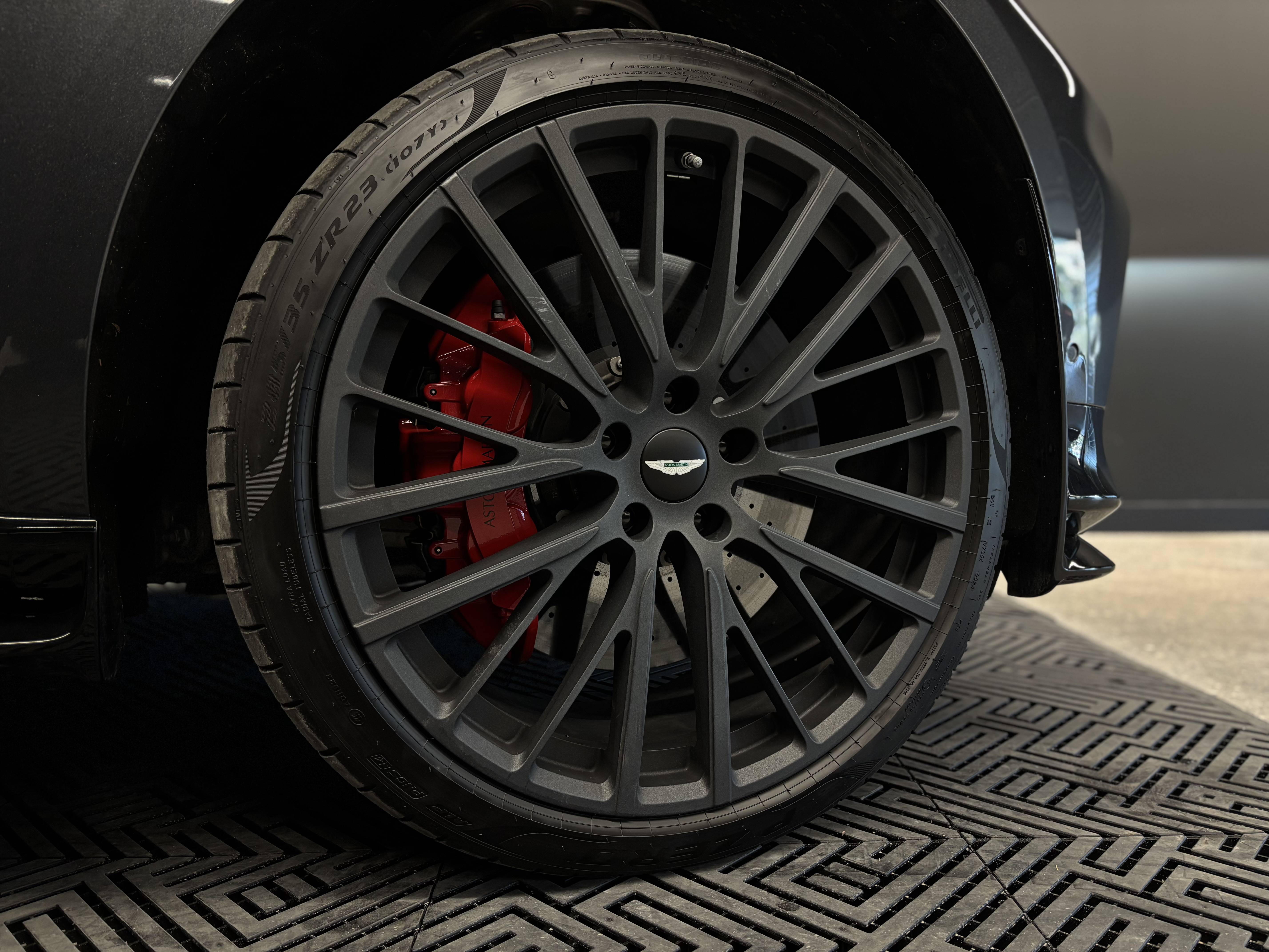 DBX707 DBX707 4.0 Biturbo V8 &mdash; 15