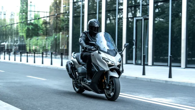 Yamaha TMAX Tech max : 3/4 avant