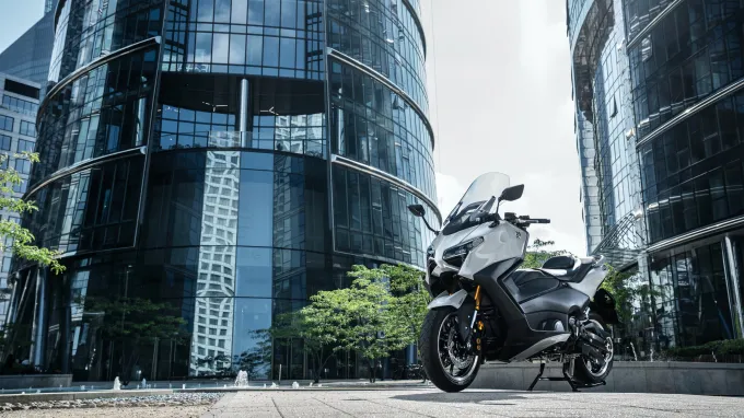 Yamaha TMAX Tech max : béquille vue contreplongée
