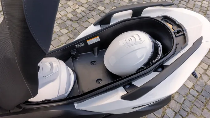 Yamaha Tricity 300 : Coffre de selle