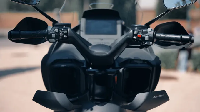 Zontes 125 E : Ecran TFT