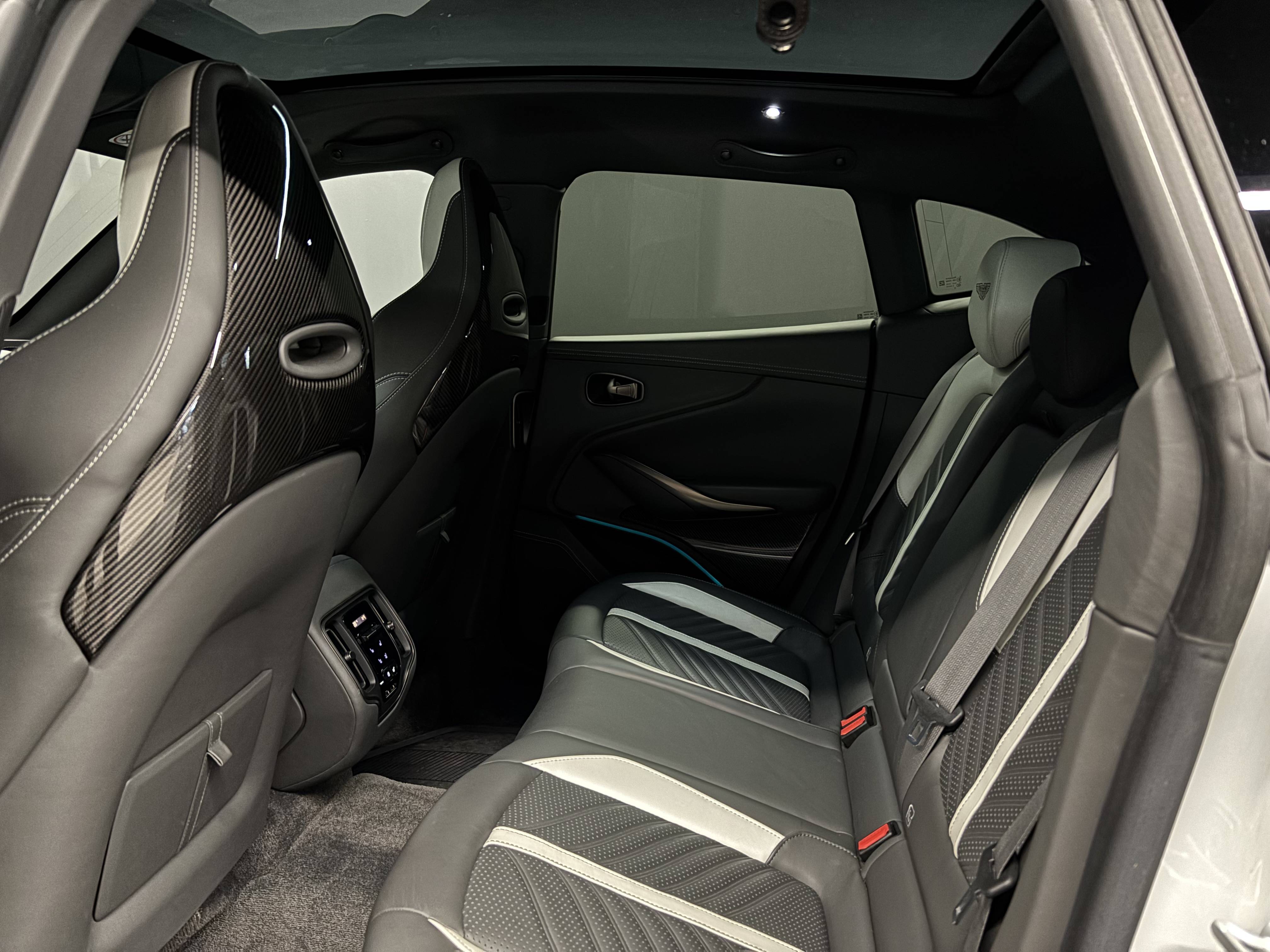 DBX707 DBX707 4.0 Biturbo V8 &mdash; 7