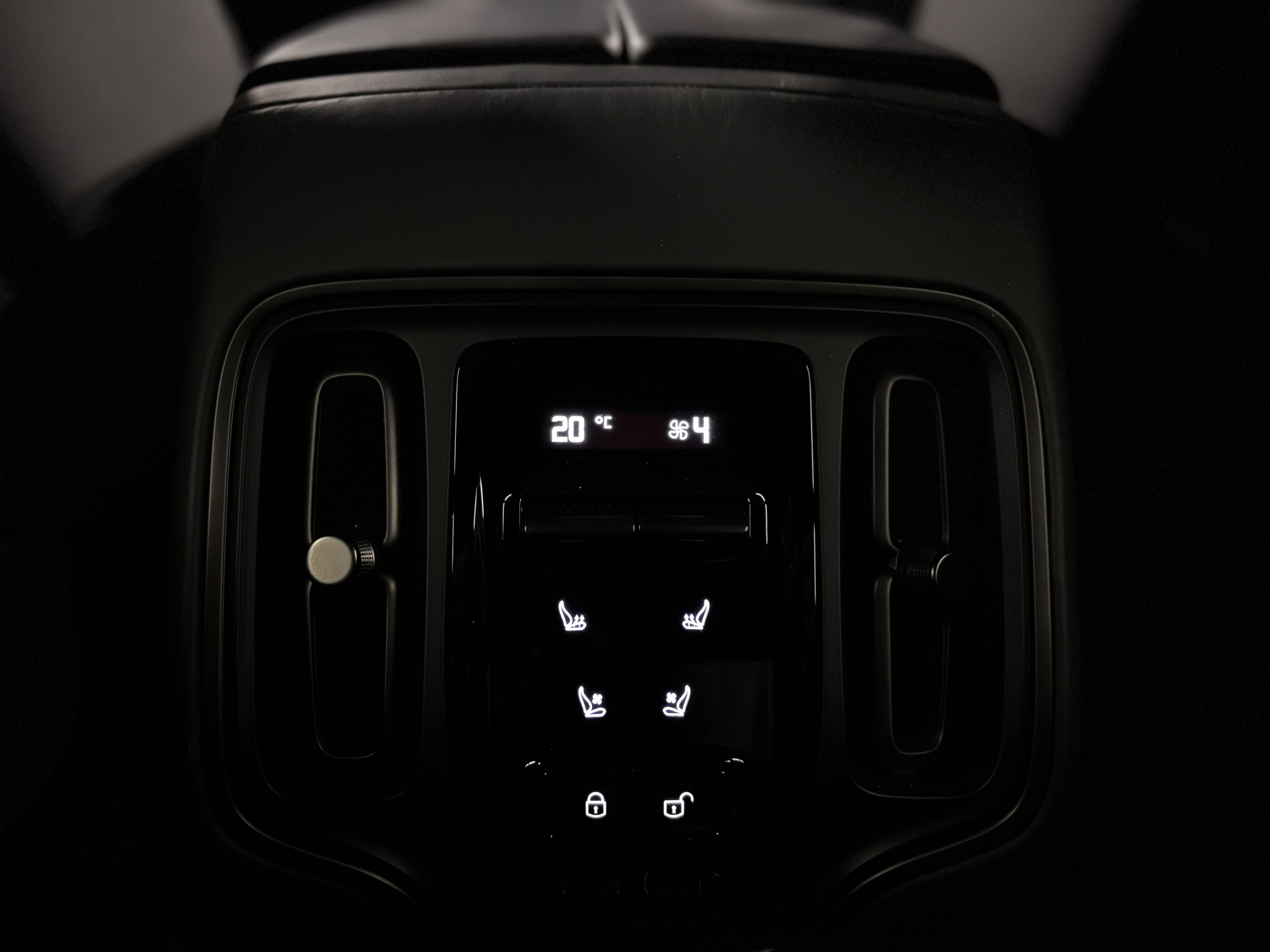 DBX707 DBX707 4.0 Biturbo V8 &mdash; 8