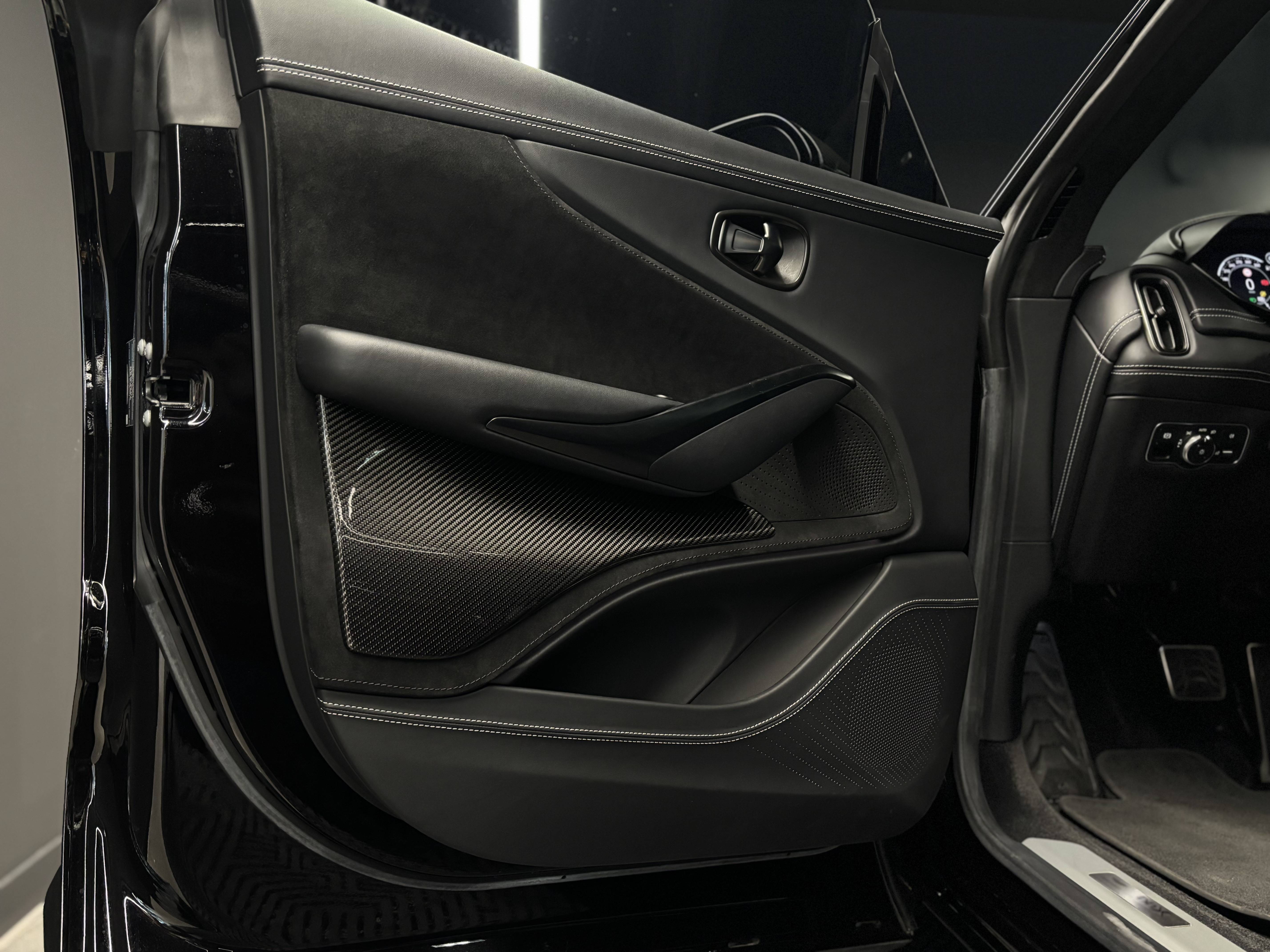 DBX707 DBX707 4.0 Biturbo V8 &mdash; 5