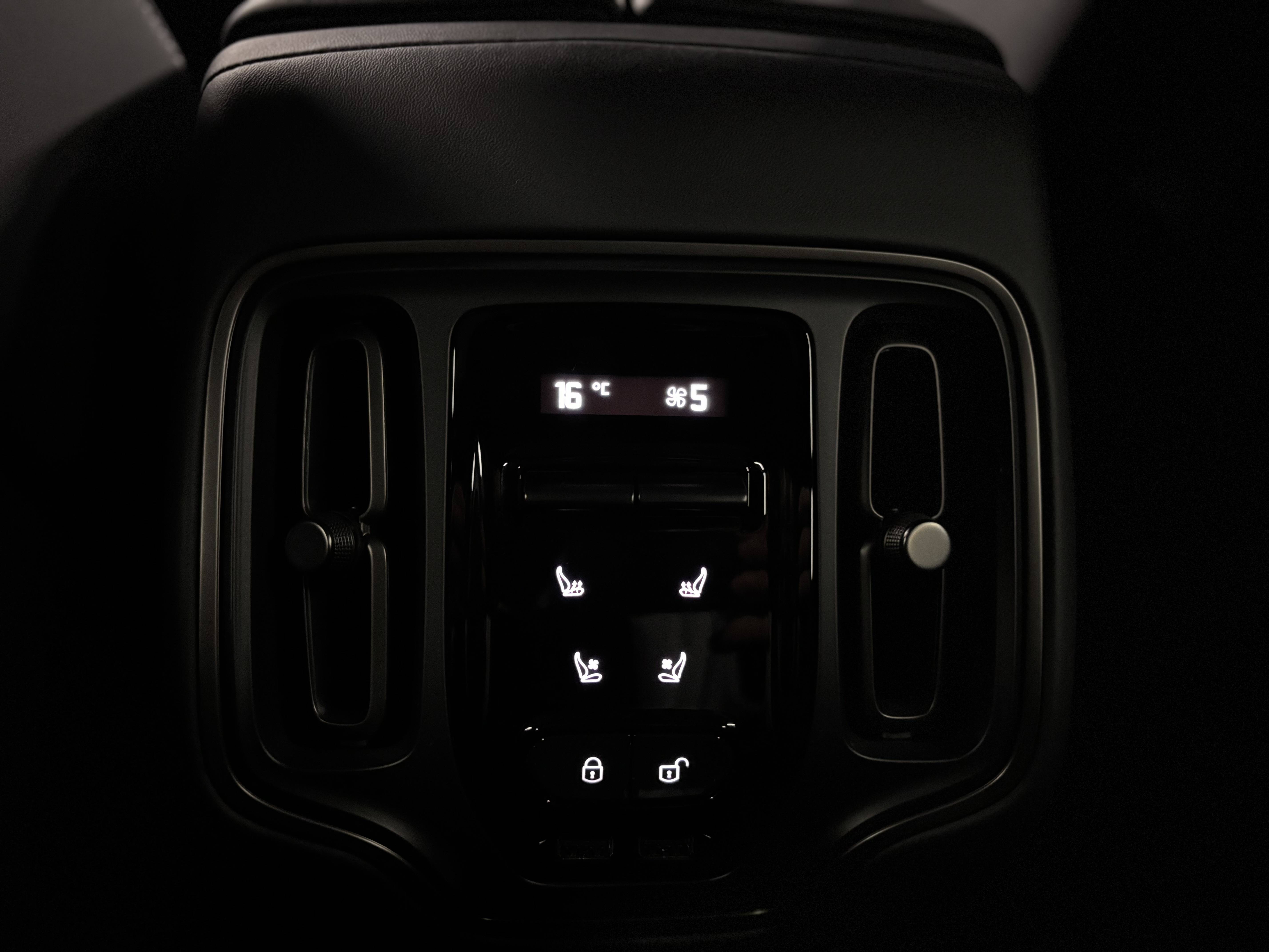 DBX707 DBX707 4.0 Biturbo V8 &mdash; 8