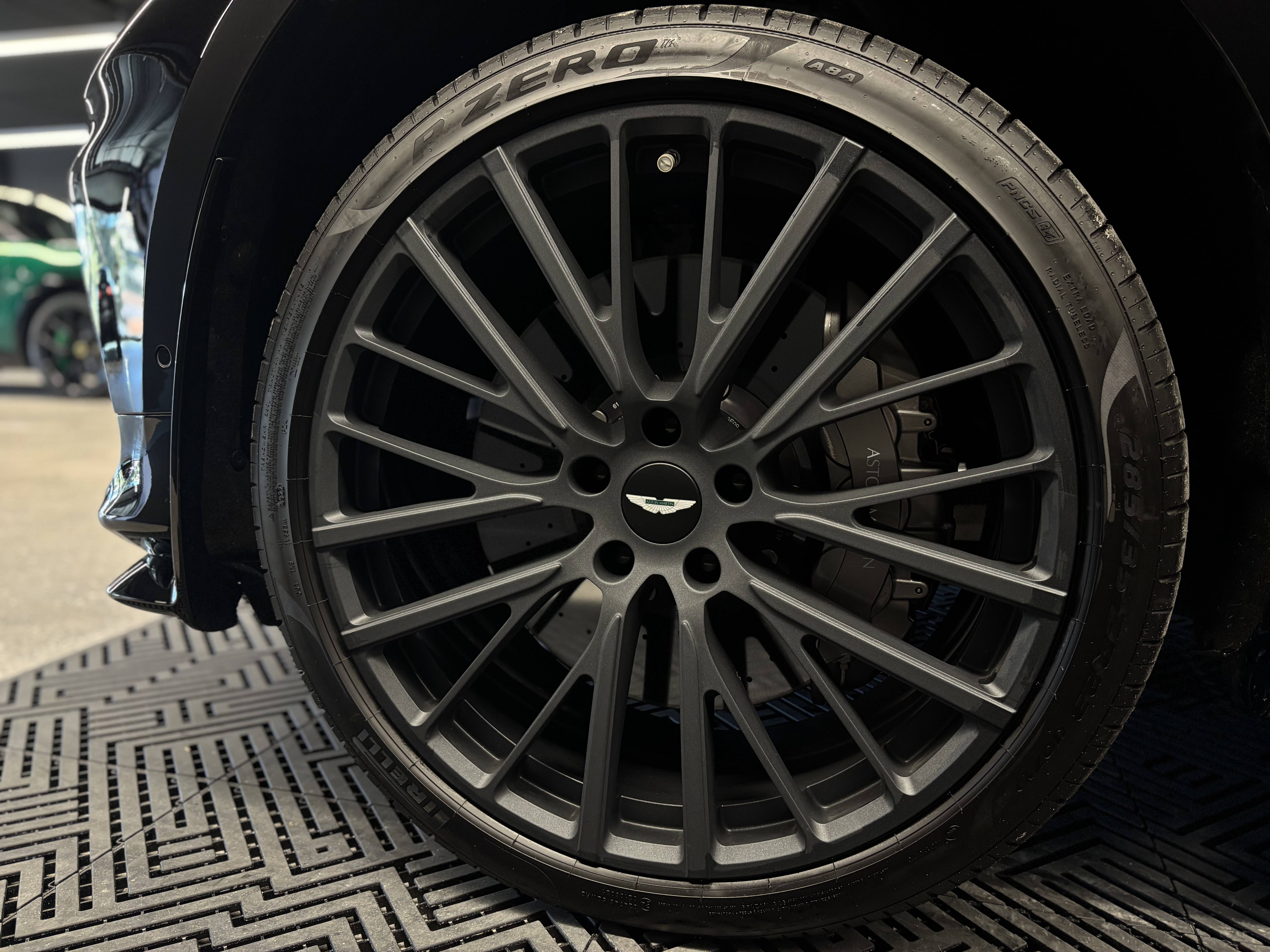 DBX707 DBX707 4.0 Biturbo V8 &mdash; 14