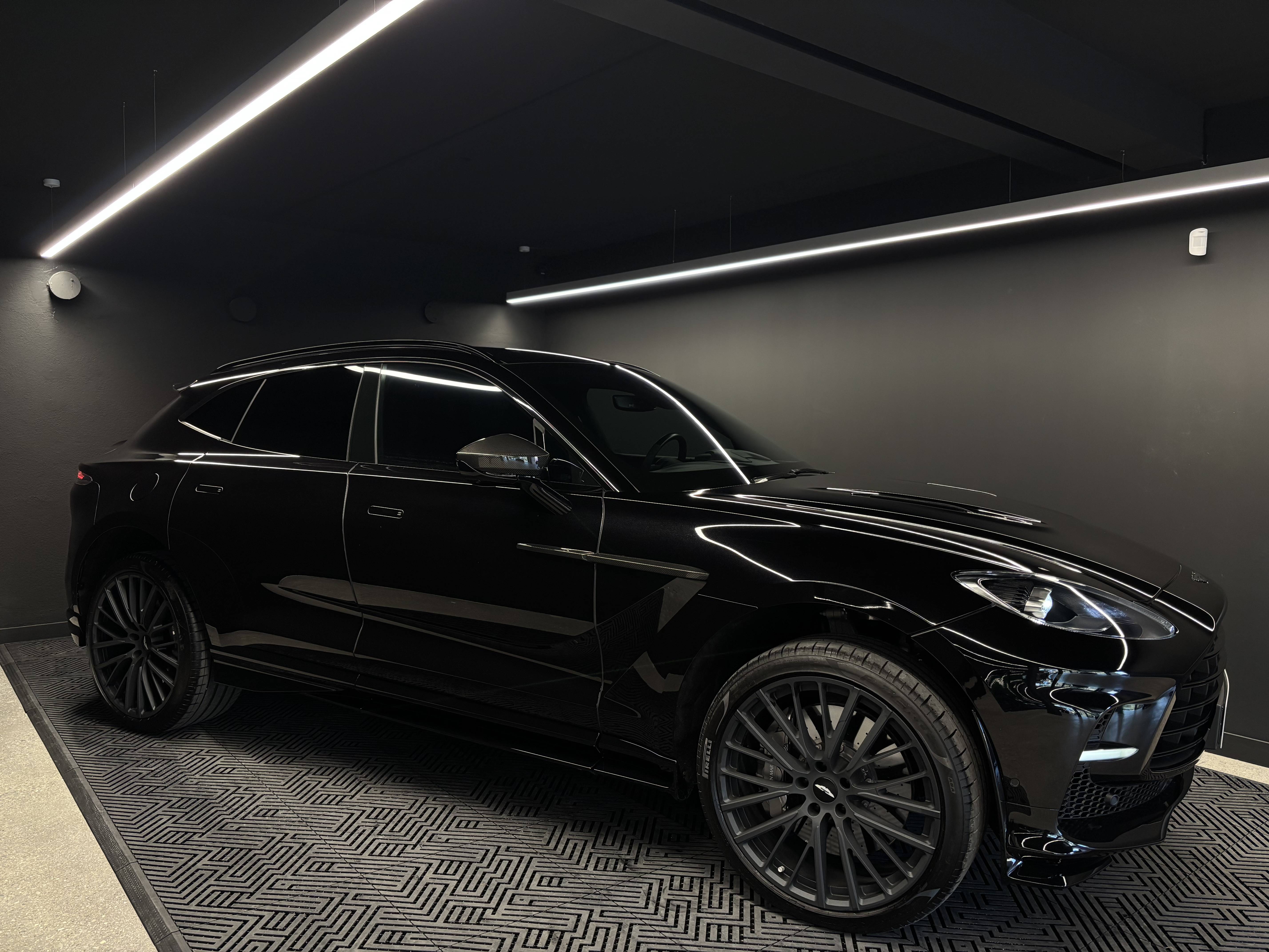 DBX707 DBX707 4.0 Biturbo V8 &mdash; 15