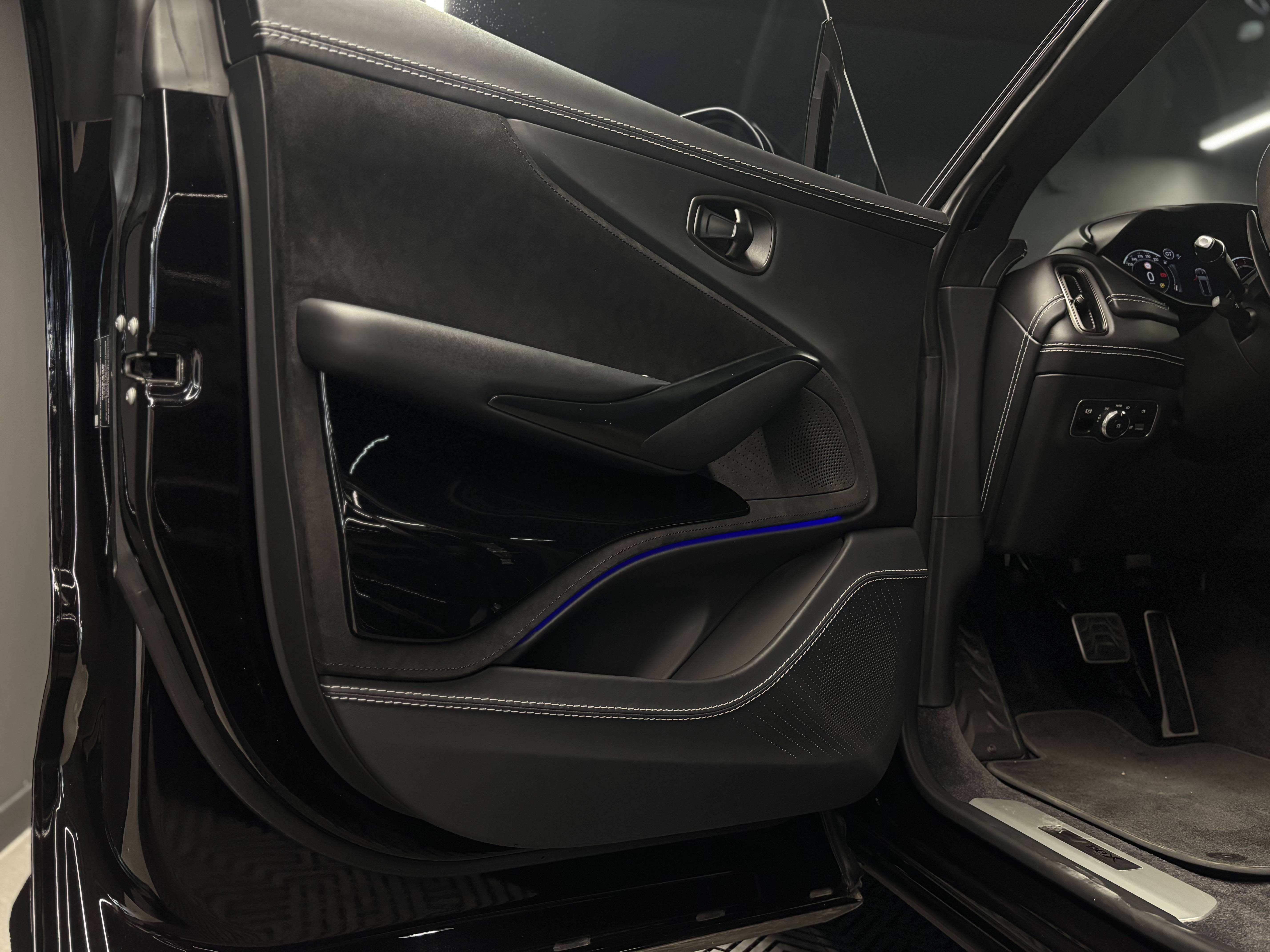 DBX707 DBX707 4.0 Biturbo V8 &mdash; 5