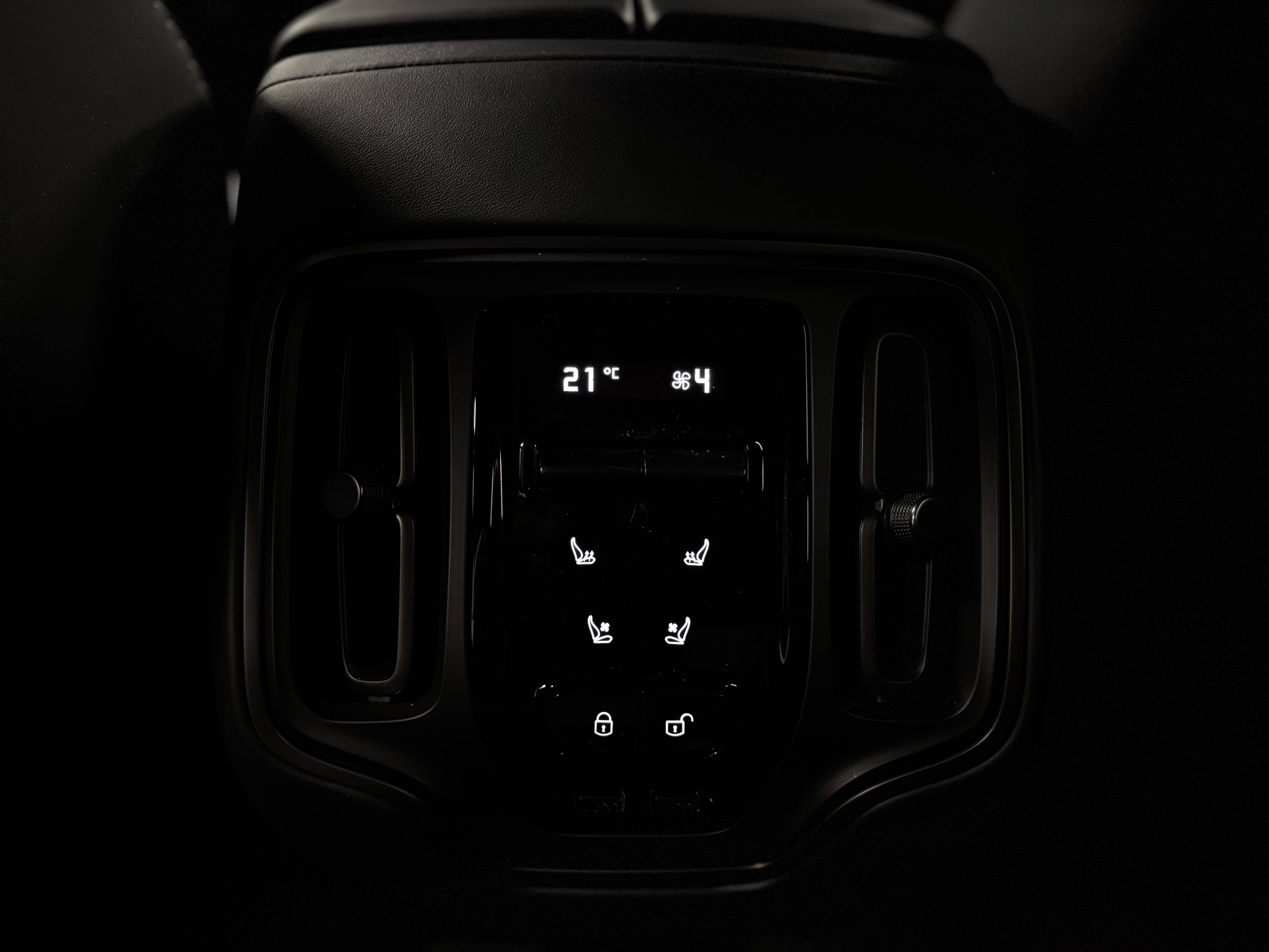 DBX707 DBX707 4.0 Biturbo V8 &mdash; 7