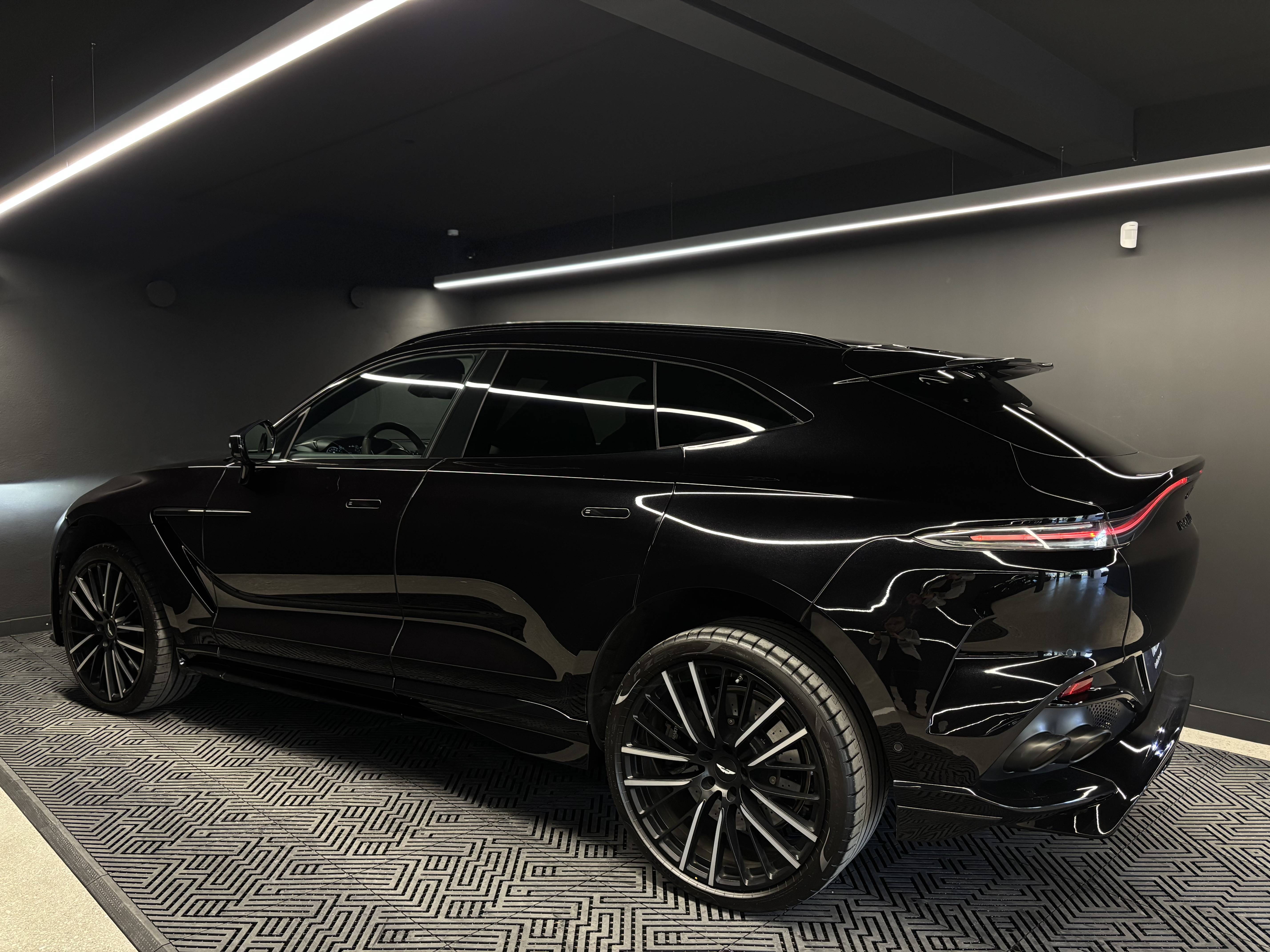 DBX707 DBX707 4.0 Biturbo V8 &mdash; 11