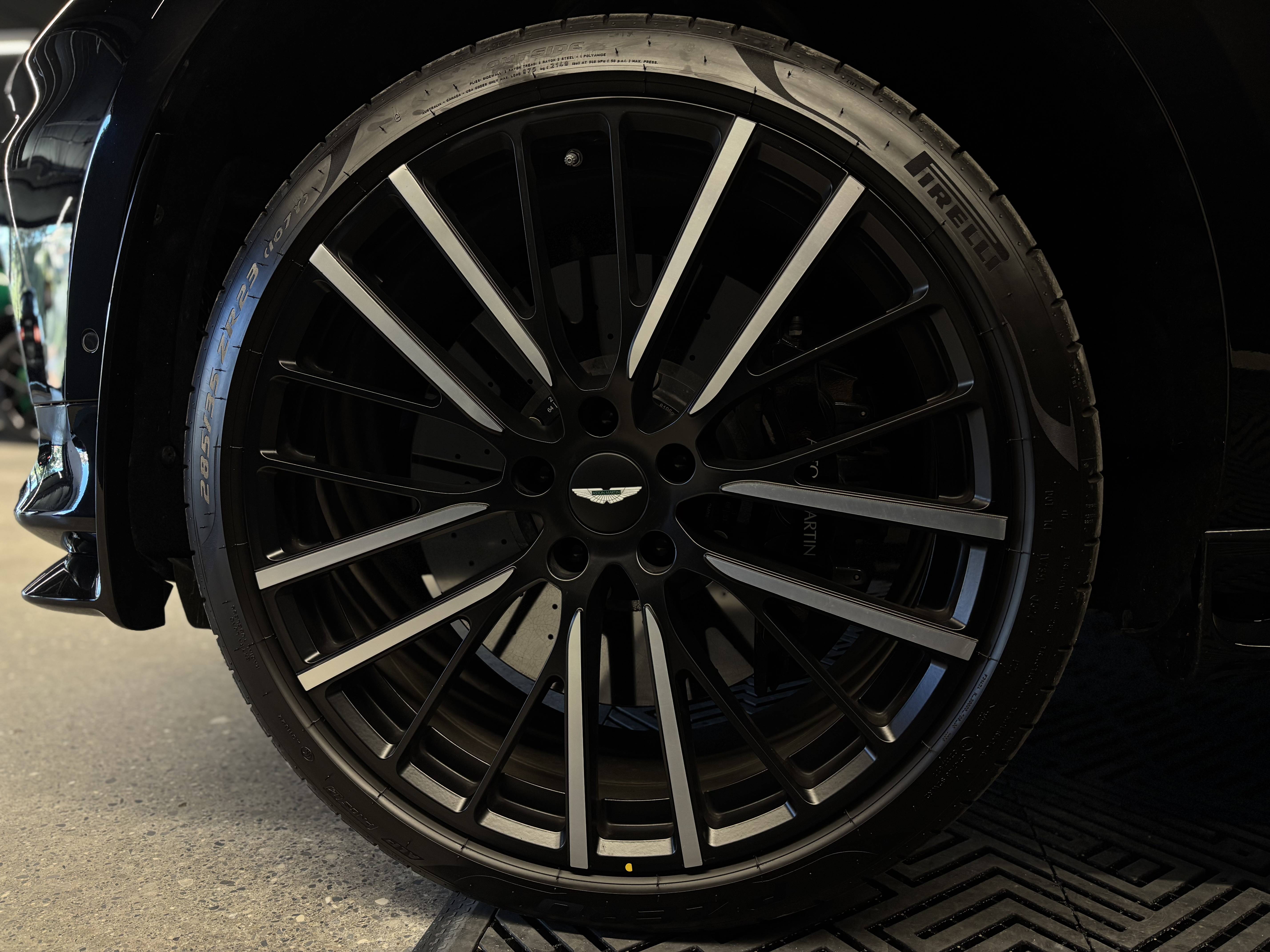DBX707 DBX707 4.0 Biturbo V8 &mdash; 14