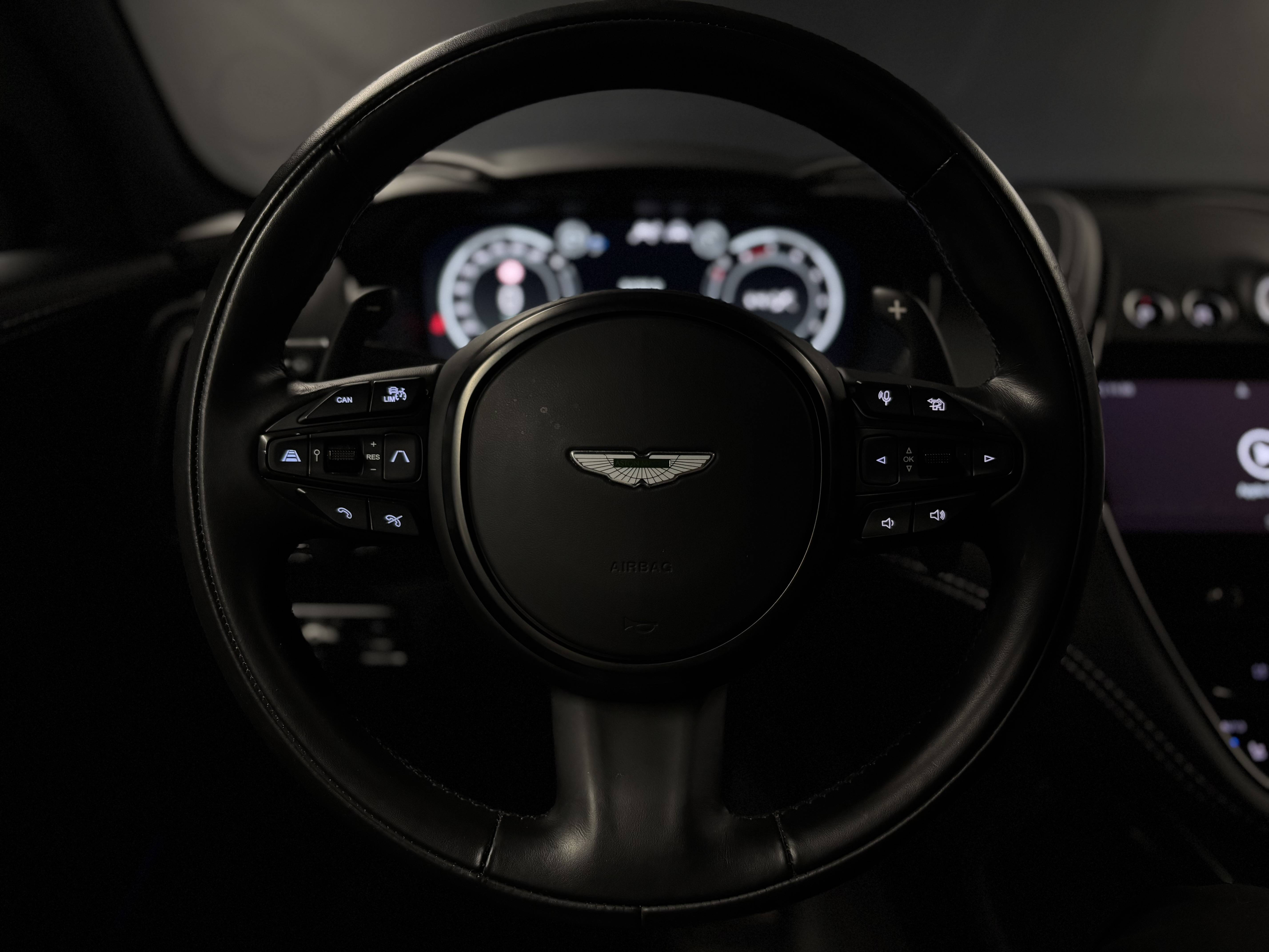 DBX DBX 4.0 Biturbo V8 &mdash; 2
