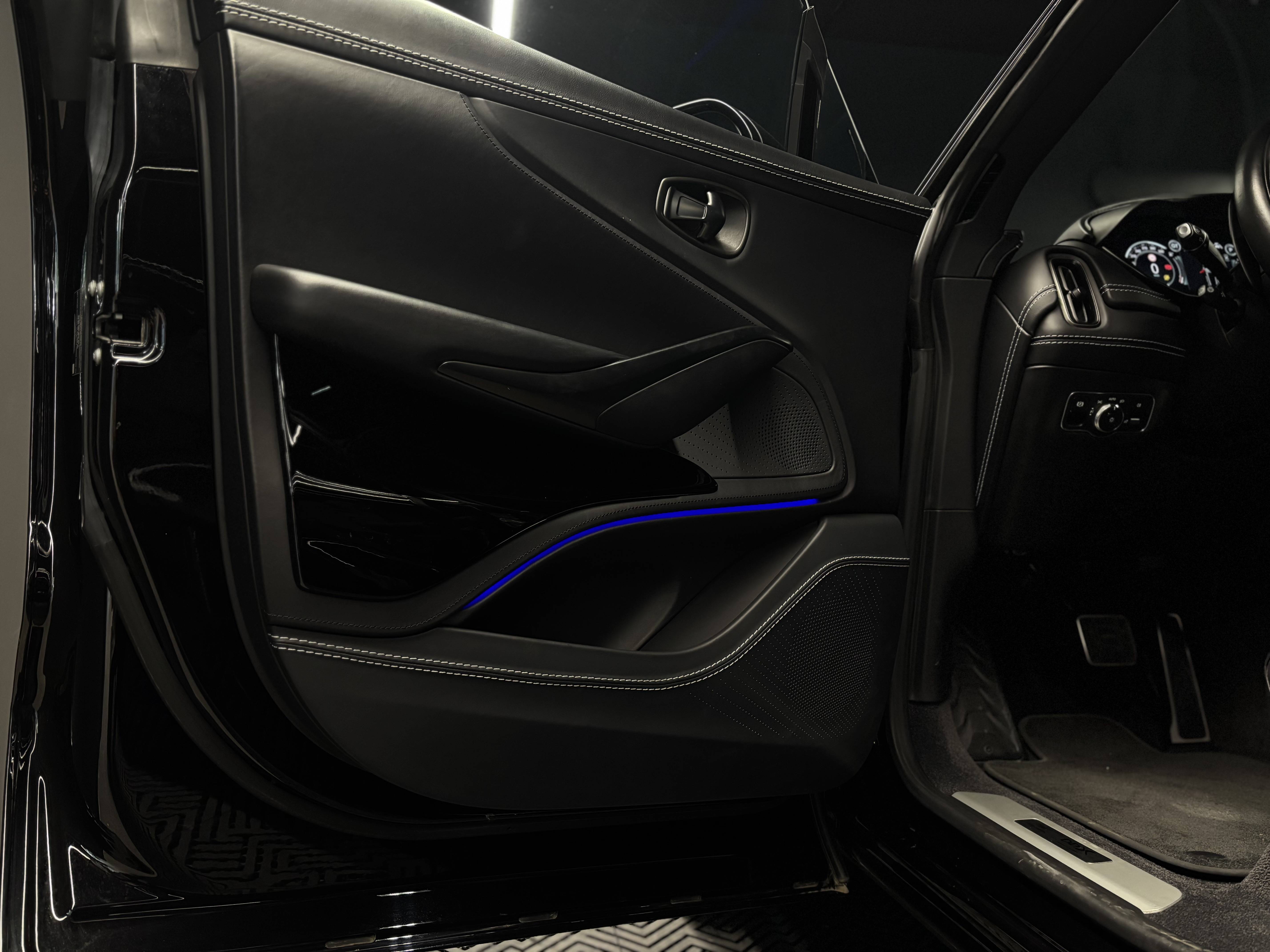 DBX DBX 4.0 Biturbo V8 &mdash; 4