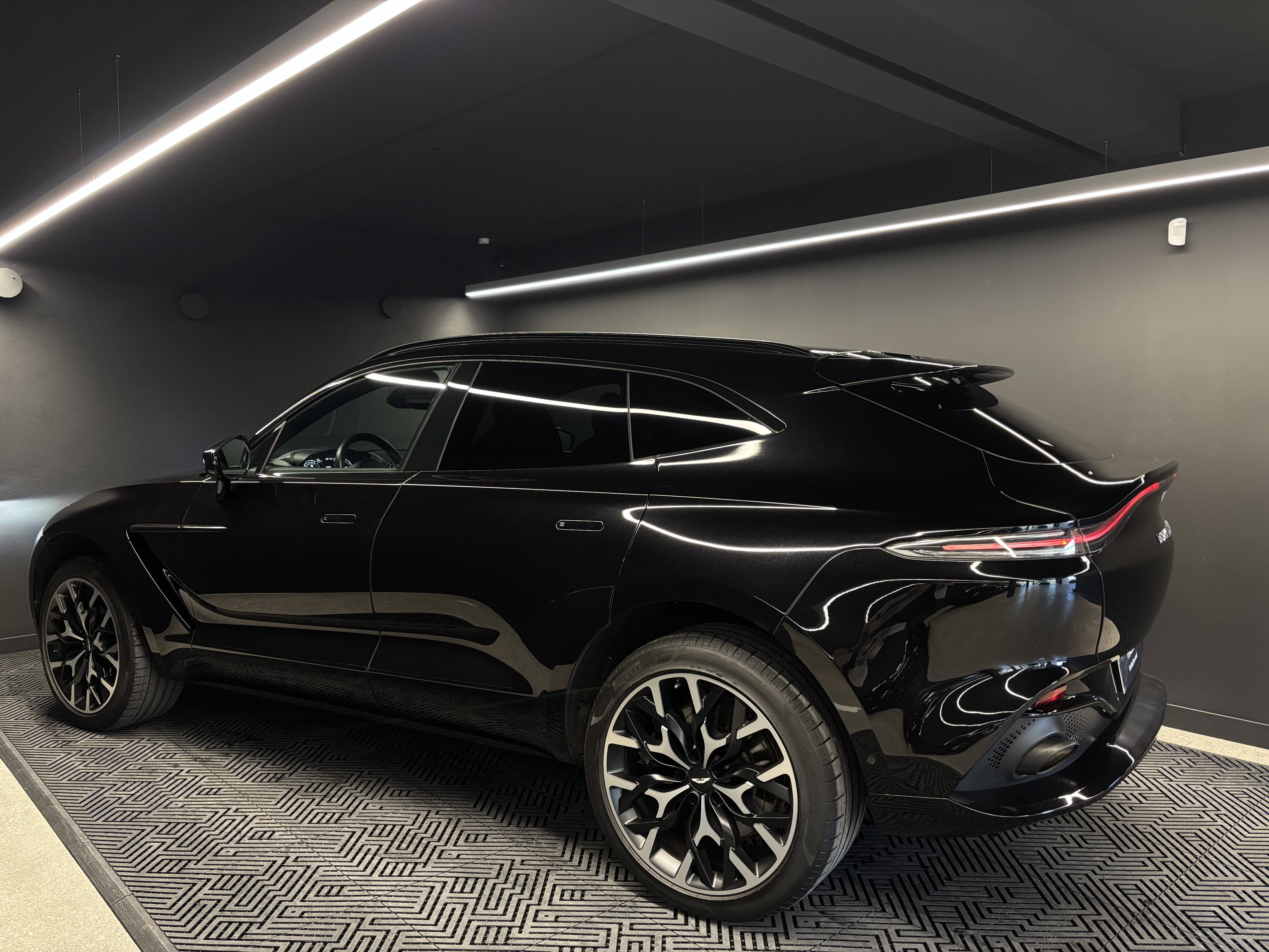 DBX DBX 4.0 Biturbo V8 &mdash; 8