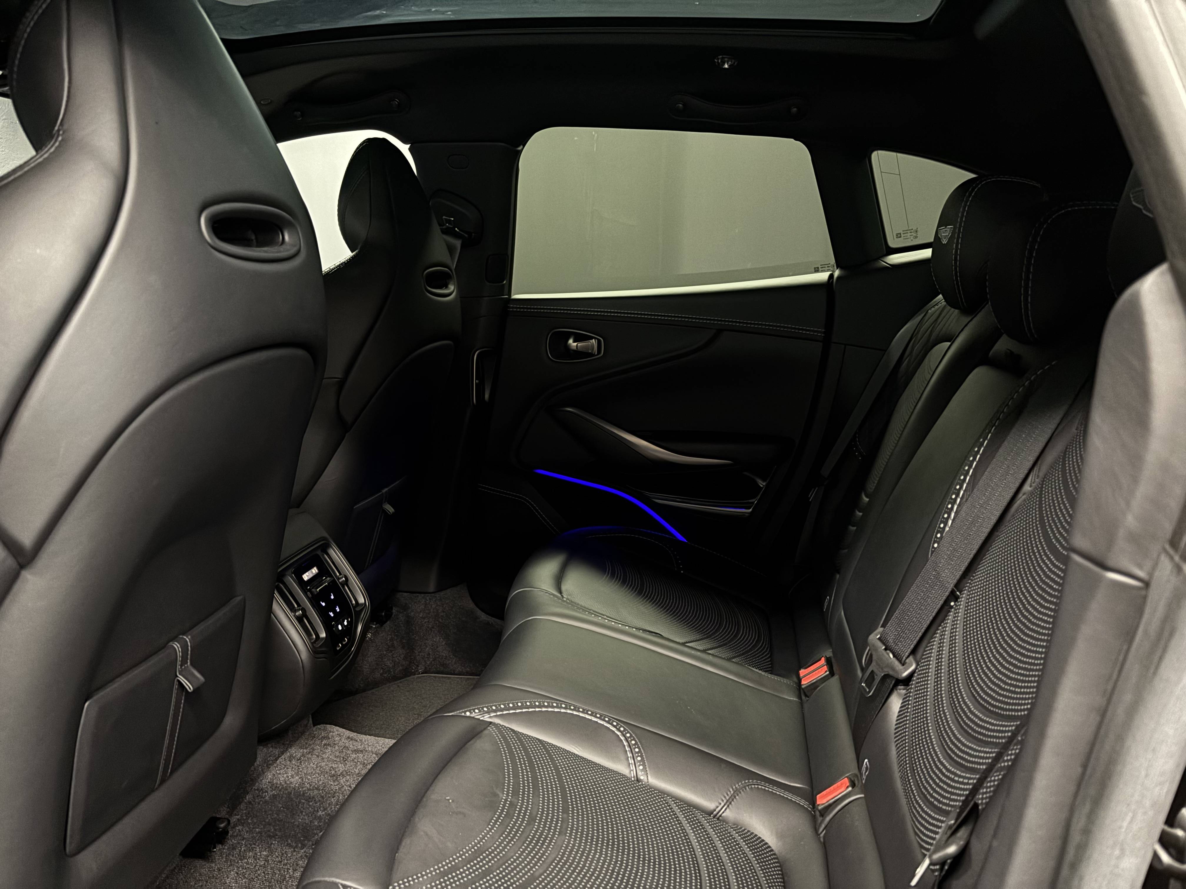 DBX DBX 4.0 Biturbo V8 &mdash; 9