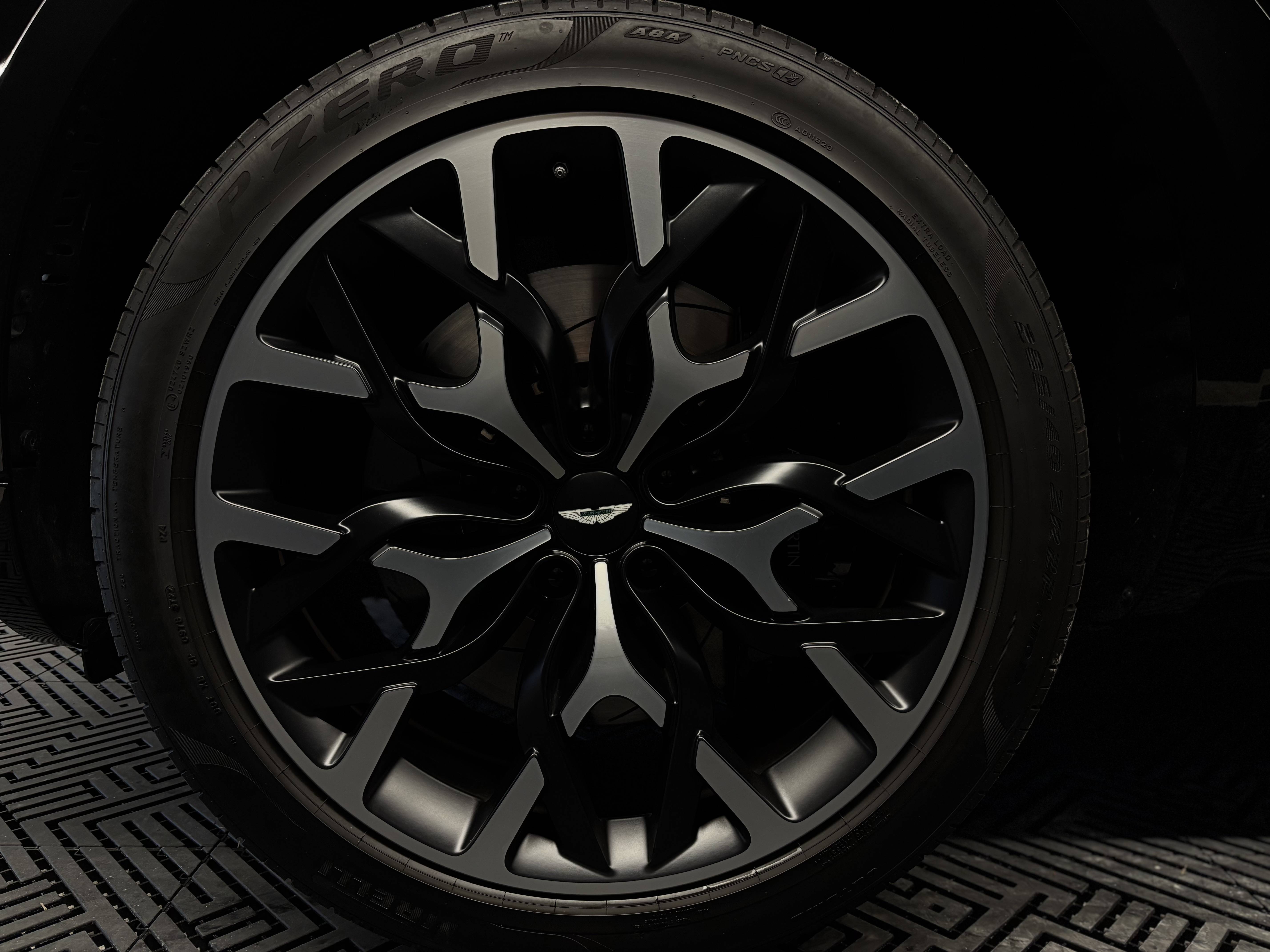 DBX DBX 4.0 Biturbo V8 &mdash; 12