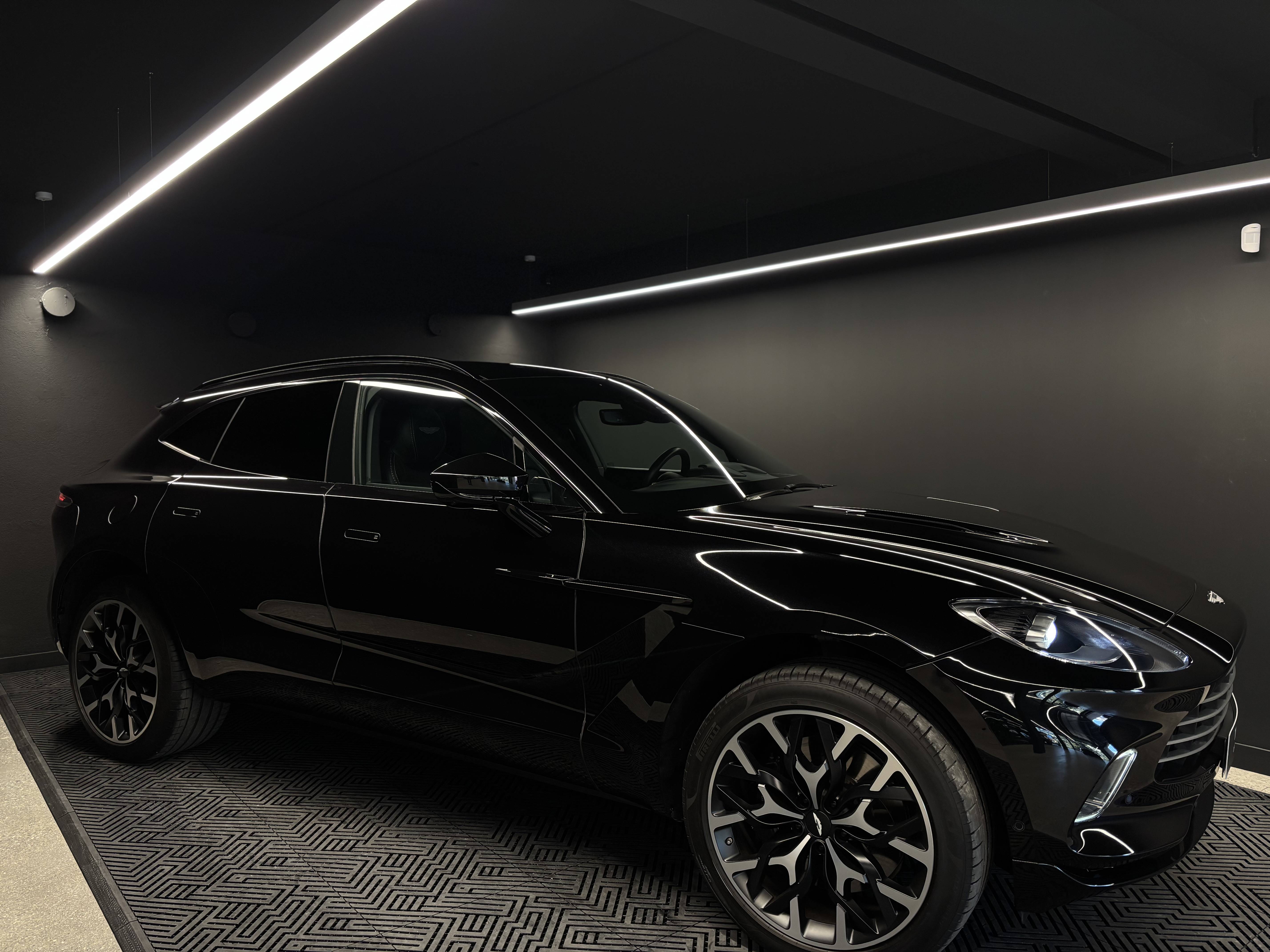 DBX DBX 4.0 Biturbo V8 &mdash; 13