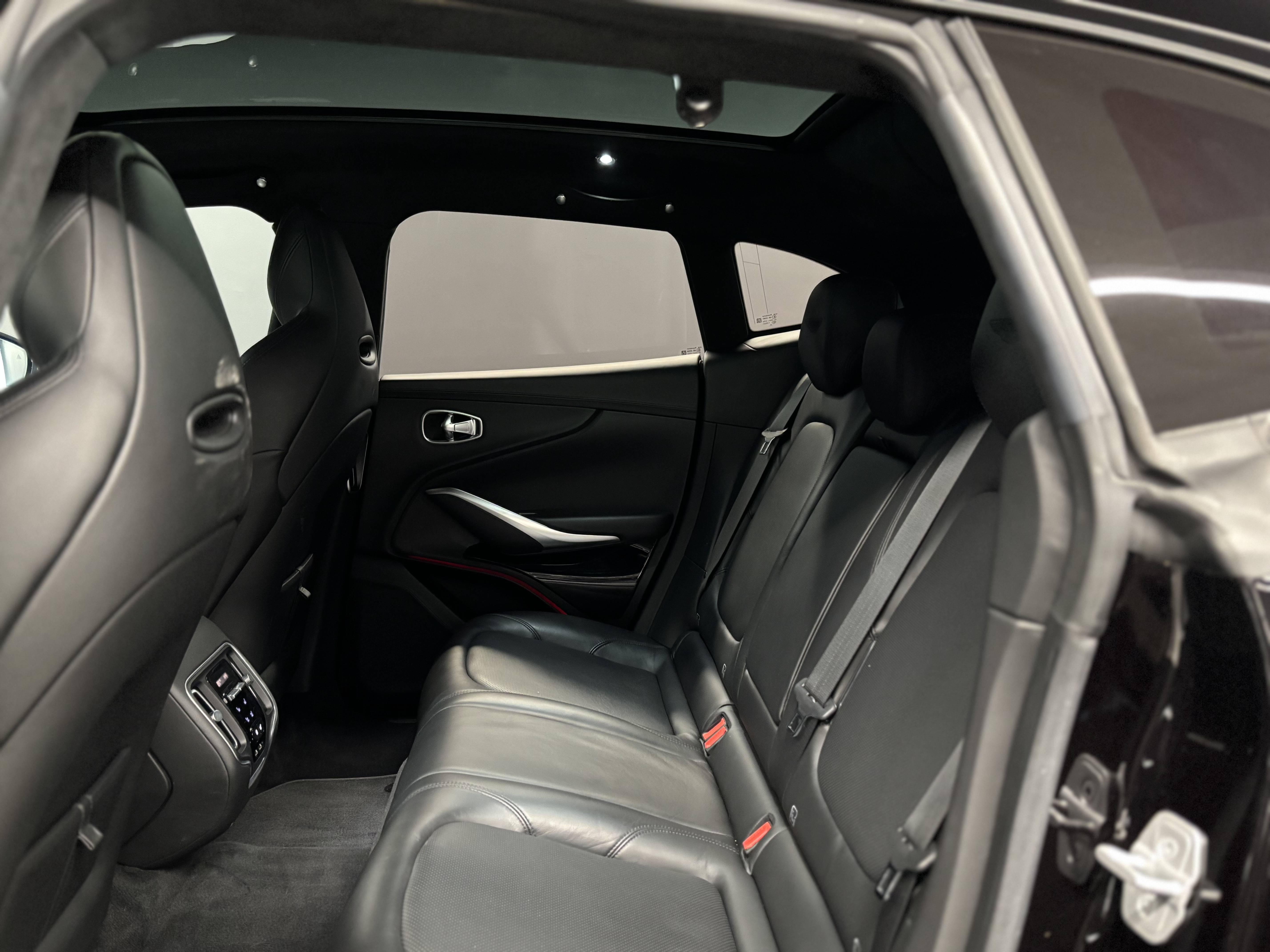 DBX DBX 4.0 Biturbo V8 &mdash; 4