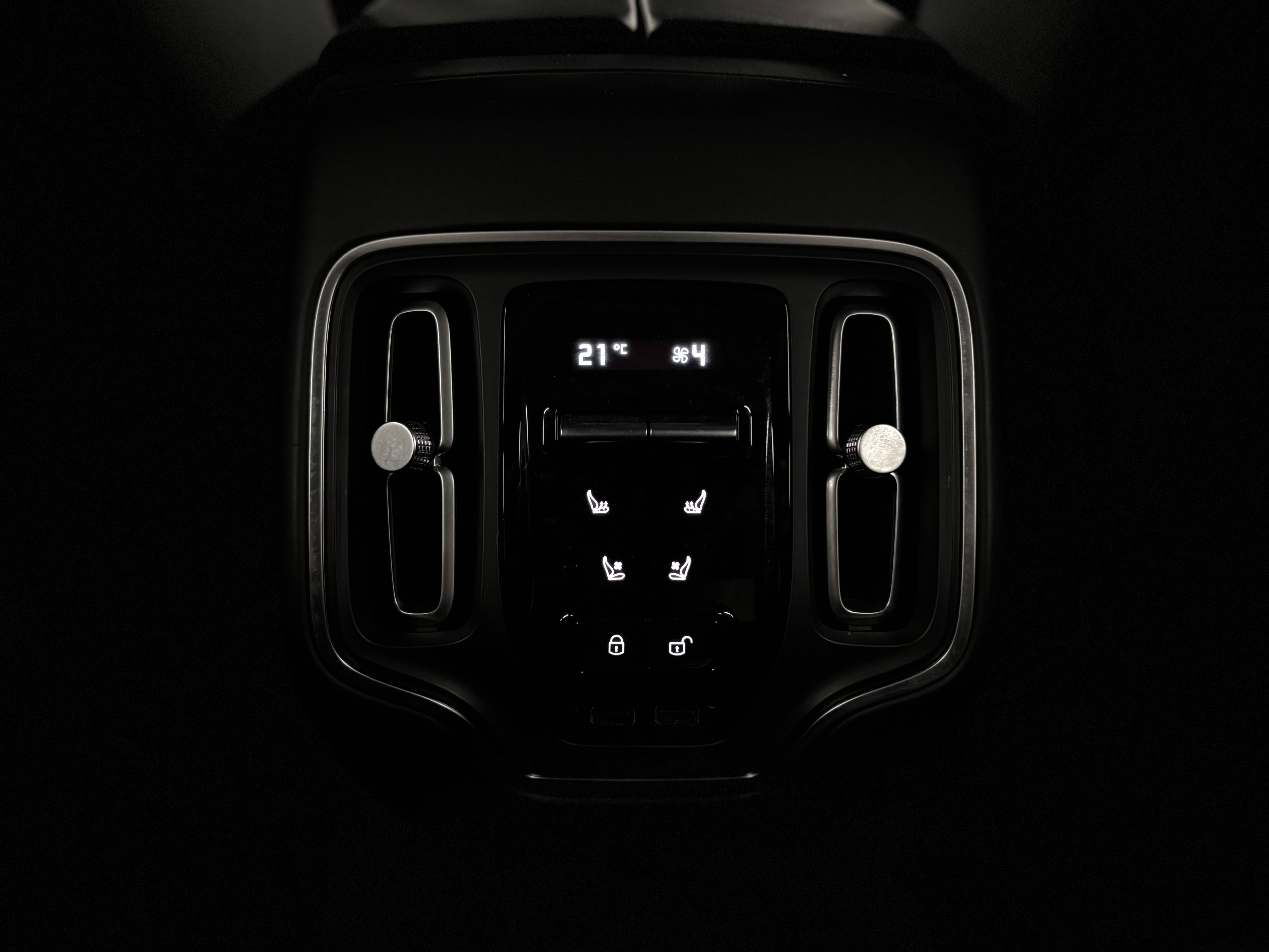 DBX DBX 4.0 Biturbo V8 &mdash; 6