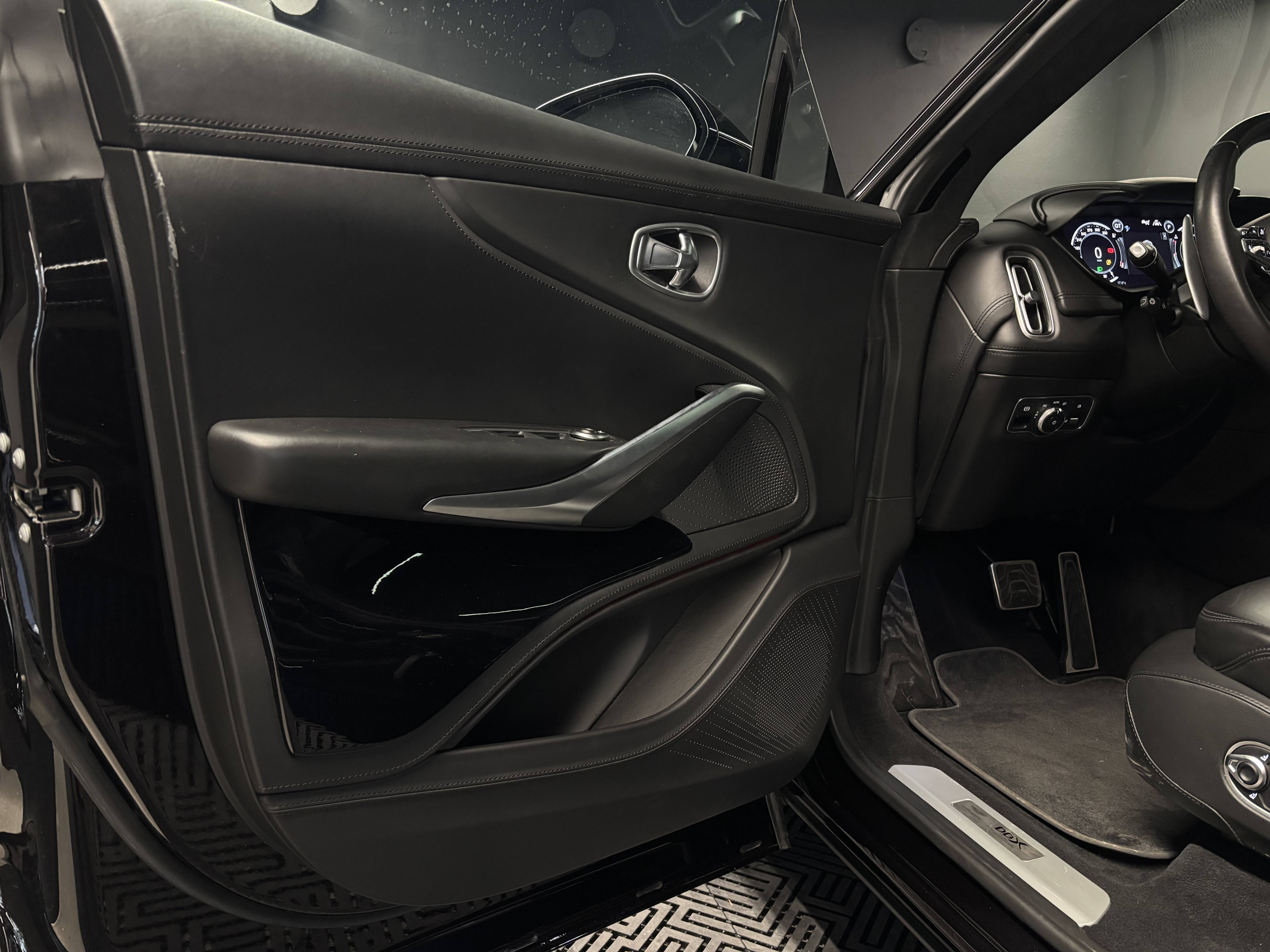 DBX DBX 4.0 Biturbo V8 &mdash; 9