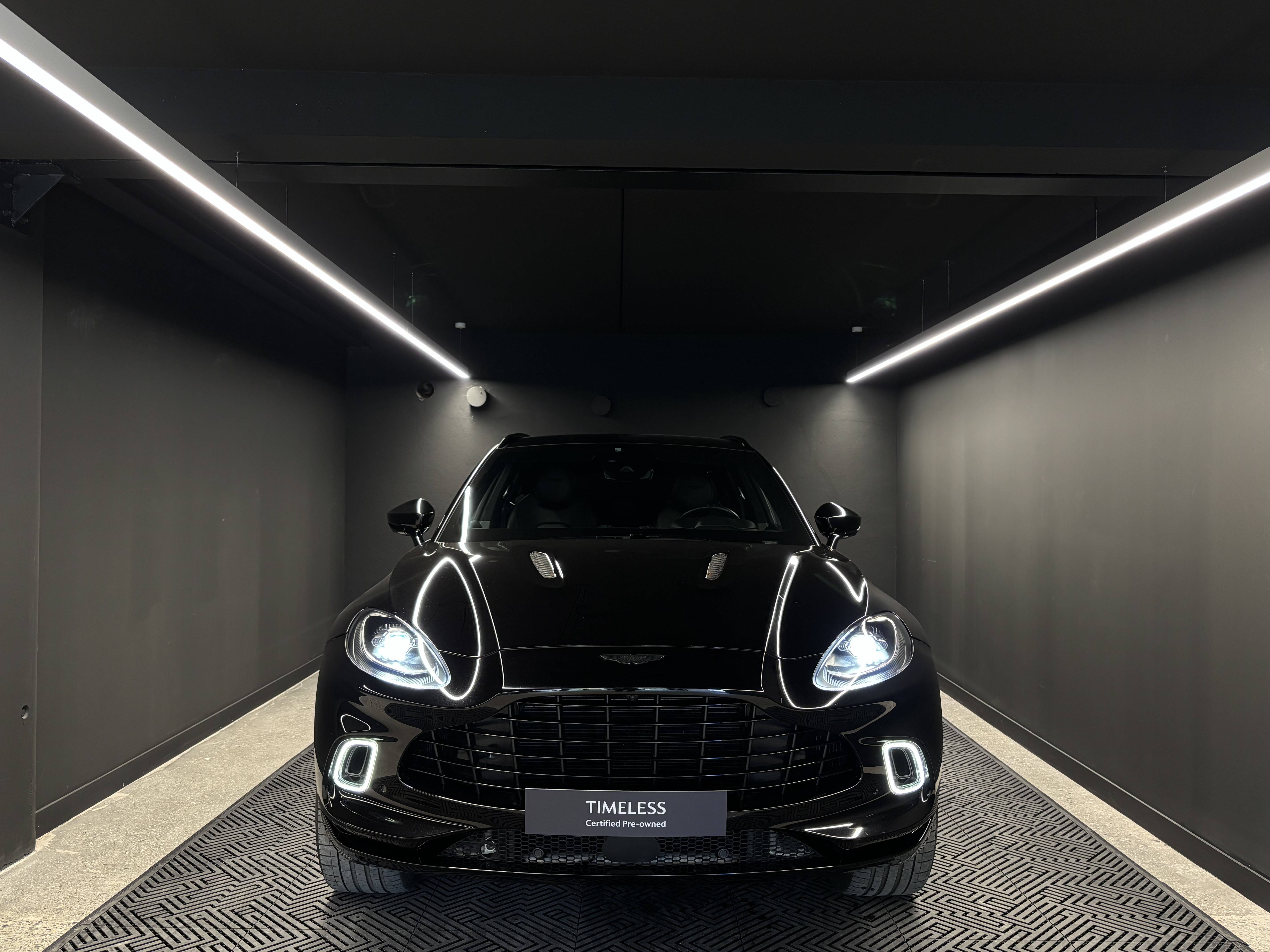 DBX DBX 4.0 Biturbo V8 &mdash; 11