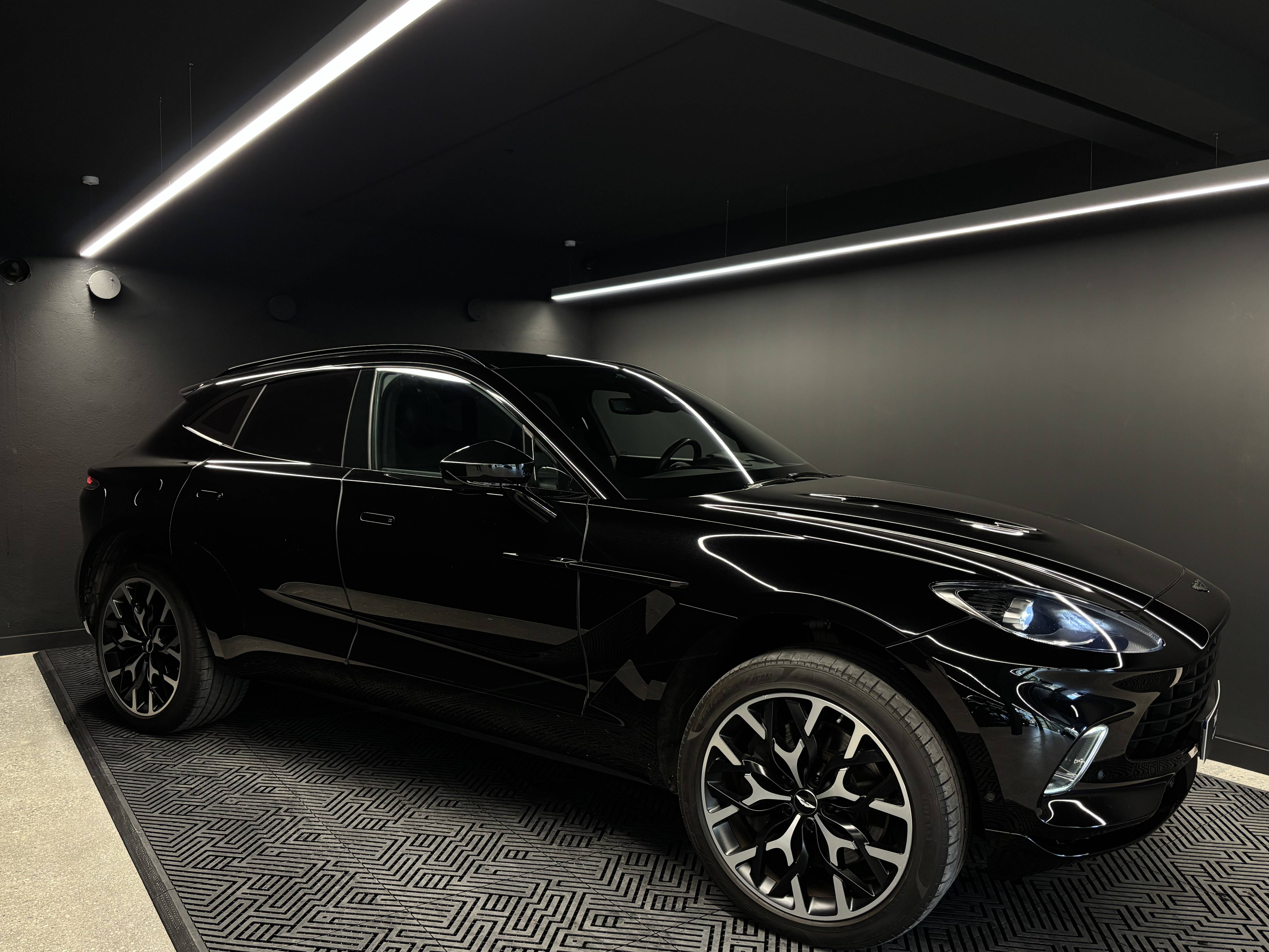 DBX DBX 4.0 Biturbo V8 &mdash; 12