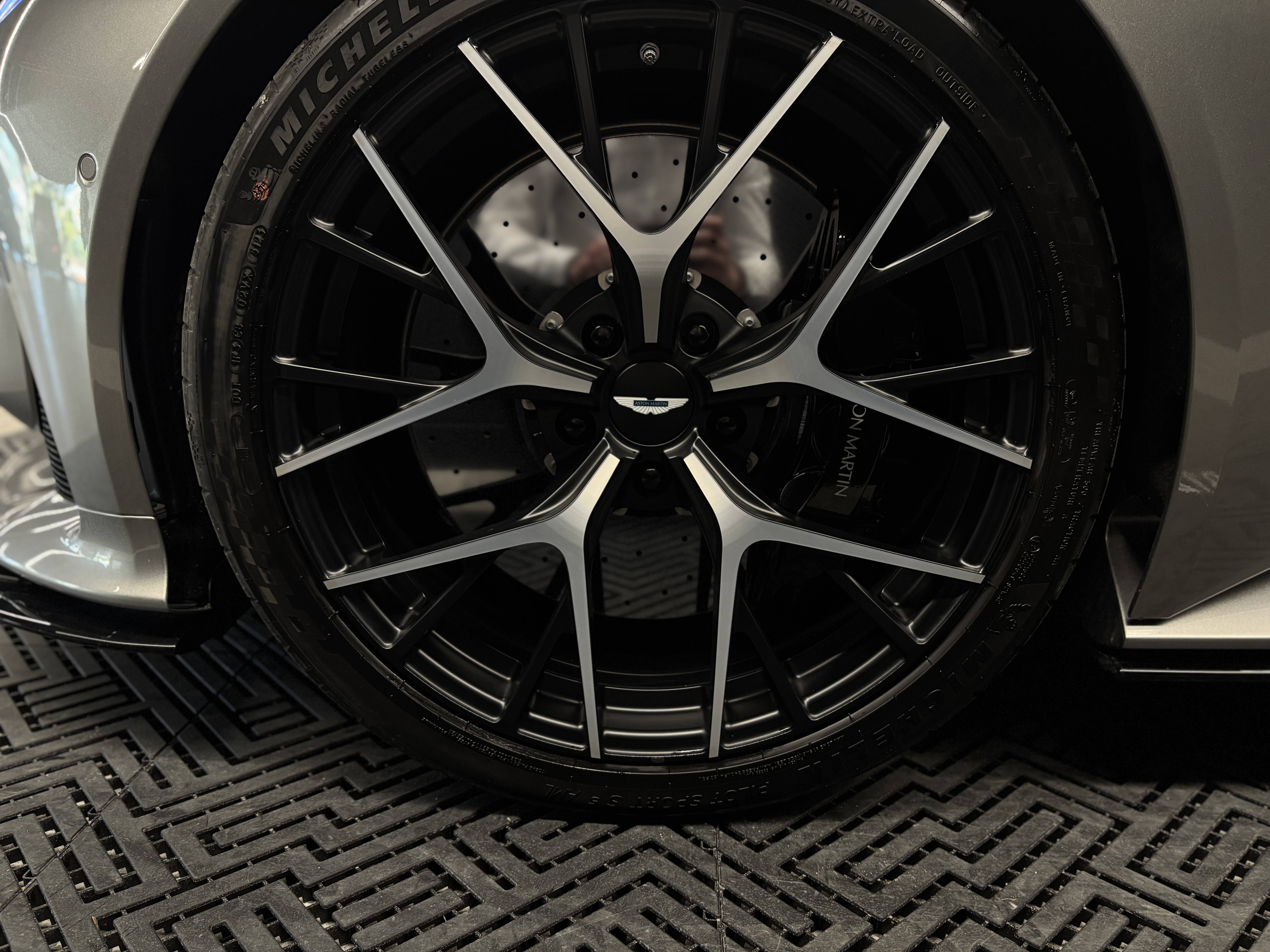 DB11 COUPE DB12 Coup&eacute; 4.0 Biturbo V8 &mdash; 2