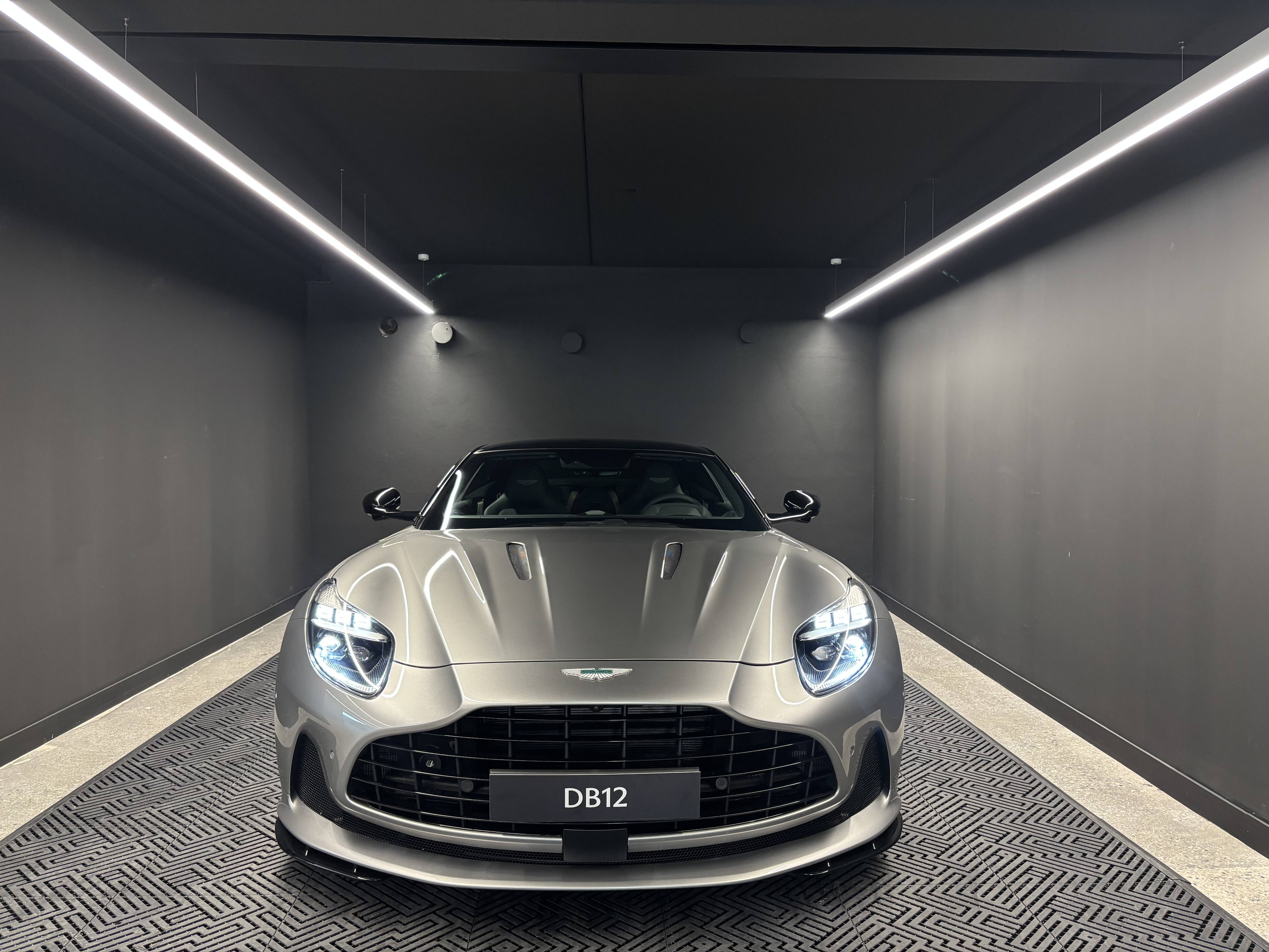 DB11 COUPE DB12 Coup&eacute; 4.0 Biturbo V8 &mdash; 3