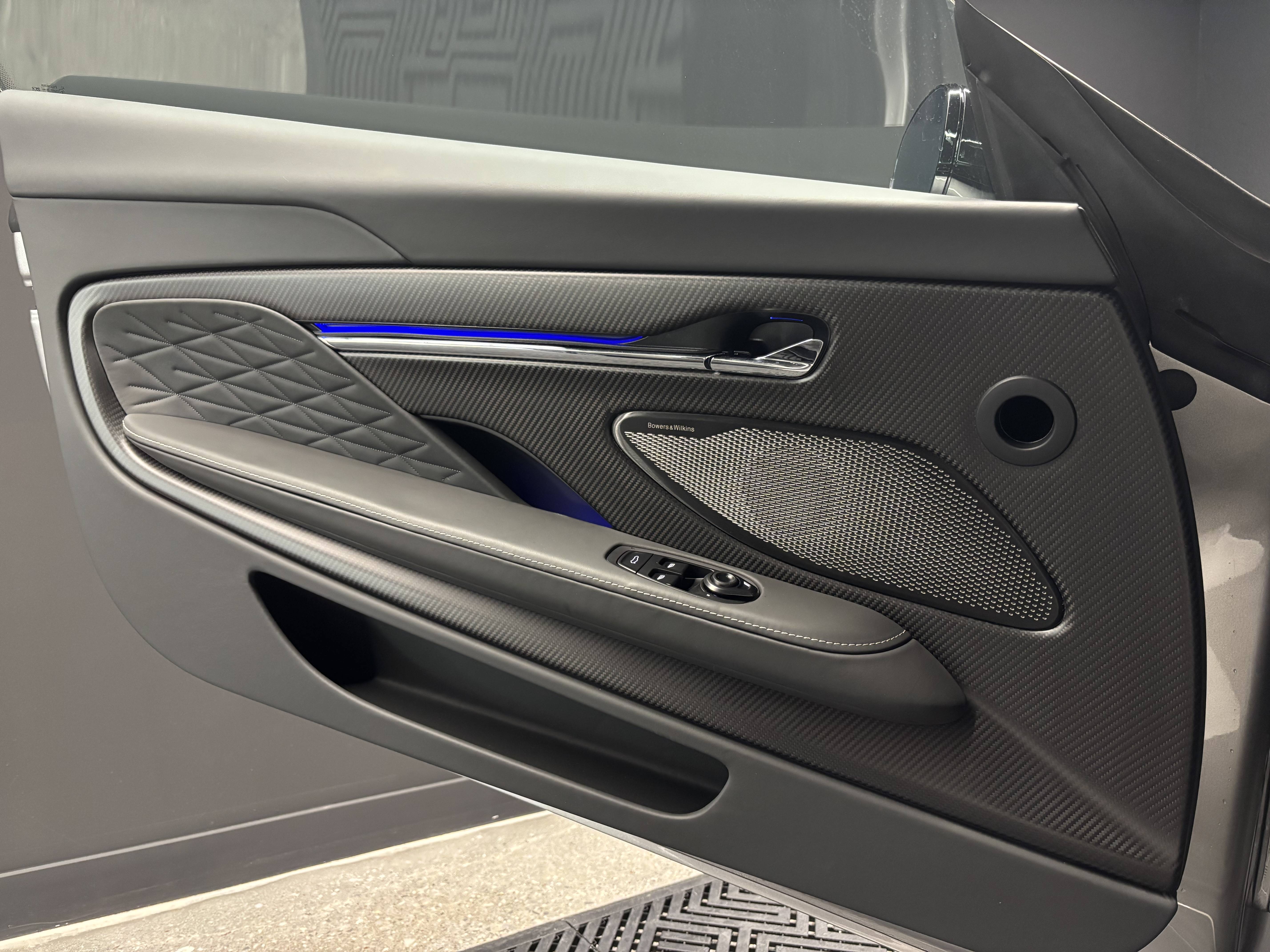 DB11 COUPE DB12 Coup&eacute; 4.0 Biturbo V8 &mdash; 8